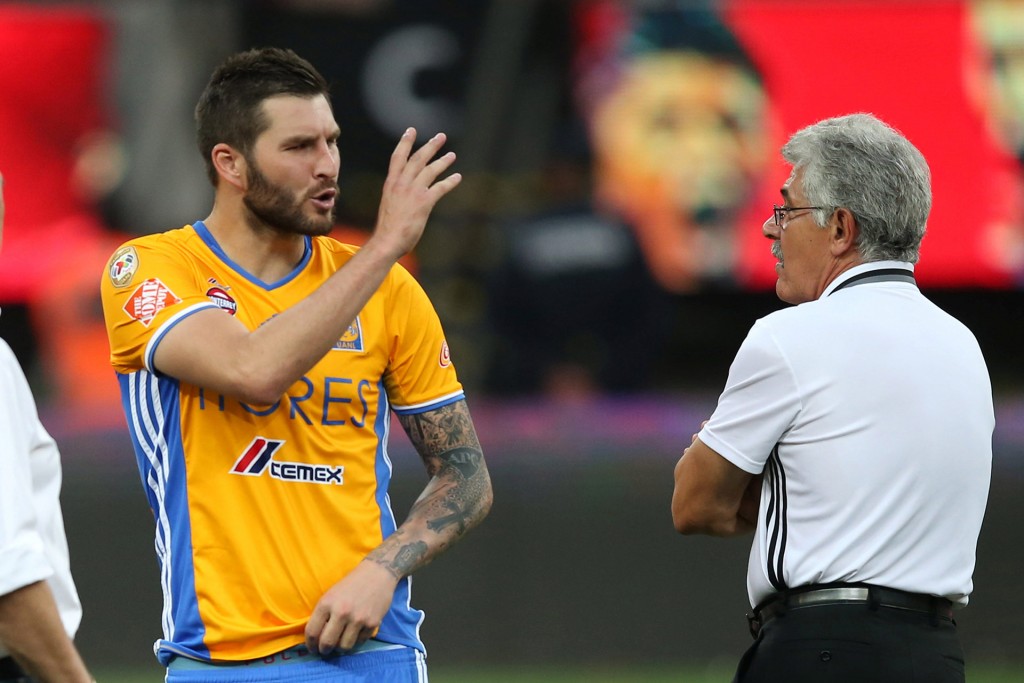 El técnico Ricardo "Tuca" Ferretti, que maneja una Ferrari, y el francés André-Pierre Gignac tienen dos de los mejores contratos del país (Foto: Reuters)