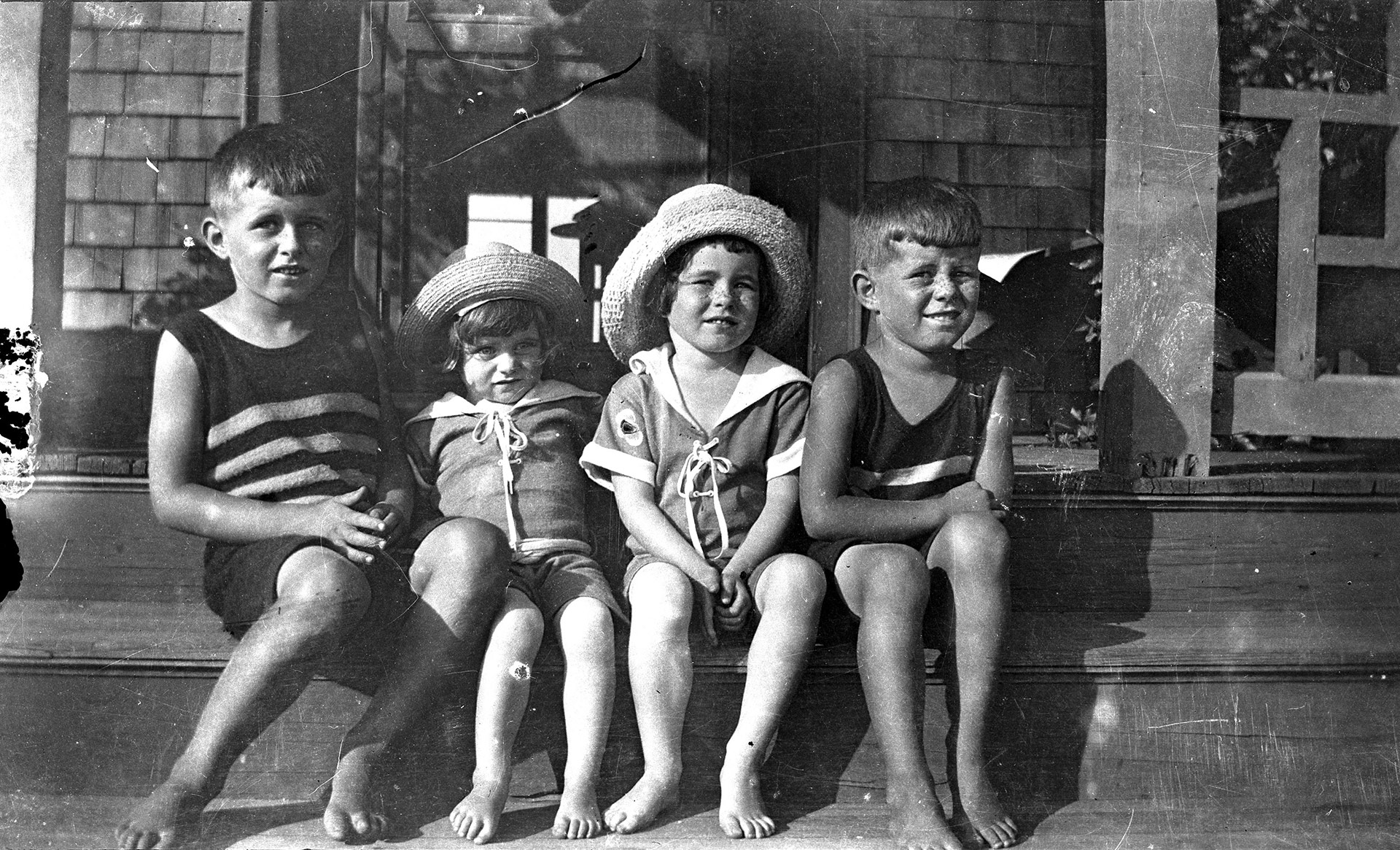 Cuatro de los hermanos Kennedy en Massachusetts, en 1928: Joseph Jr., Kathleen, Rosemary y John Fitzgerald, futuro presidente (Reuters)