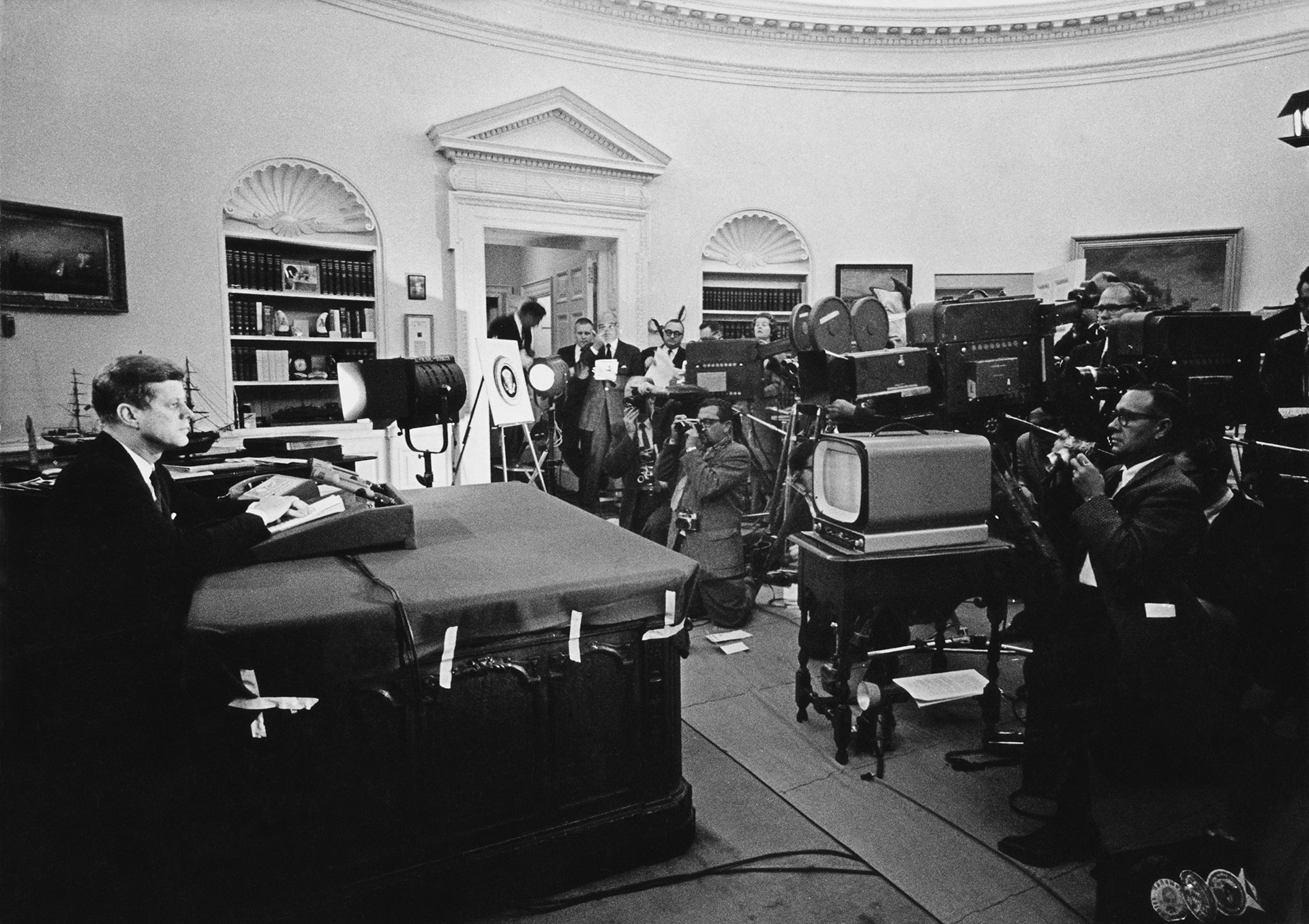 El presidente anuncia el comienzo del bloqueo naval de Cuba y advierte a la Unión Soviética que aplicará sanciones, durante la Crisis de los misiles, en 1962 (Keystone/Getty Images)