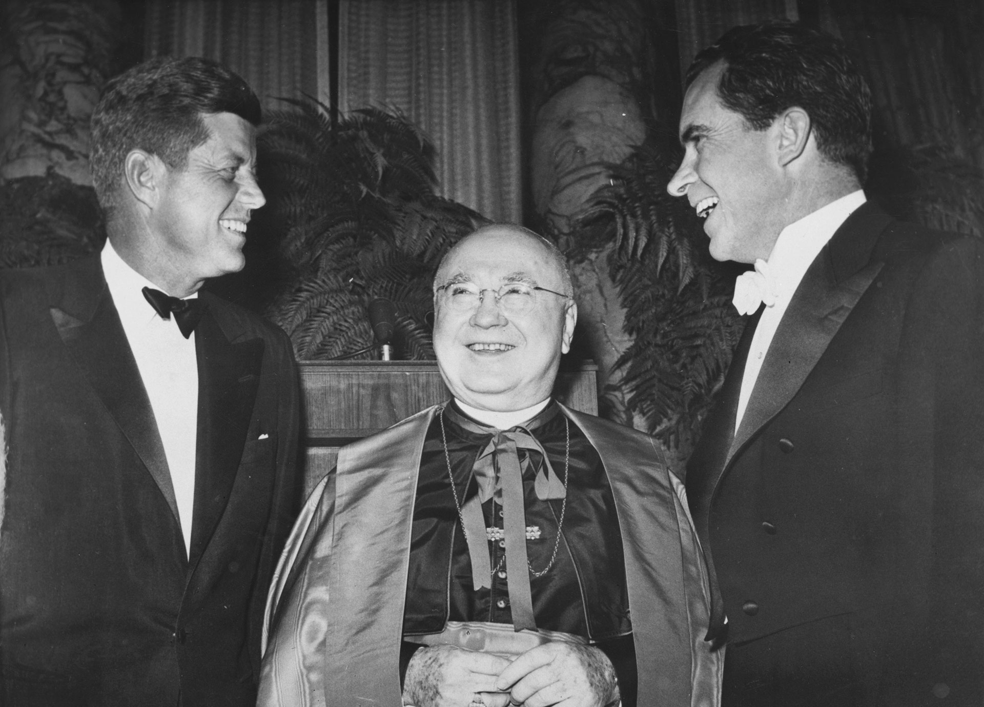 Francis Spellman, arzobispo de Nueva York, escoltado en 1960 por los entonces candidatos a la presidencia John F Kennedy y Richard Nixon (Keystone/Getty Images)