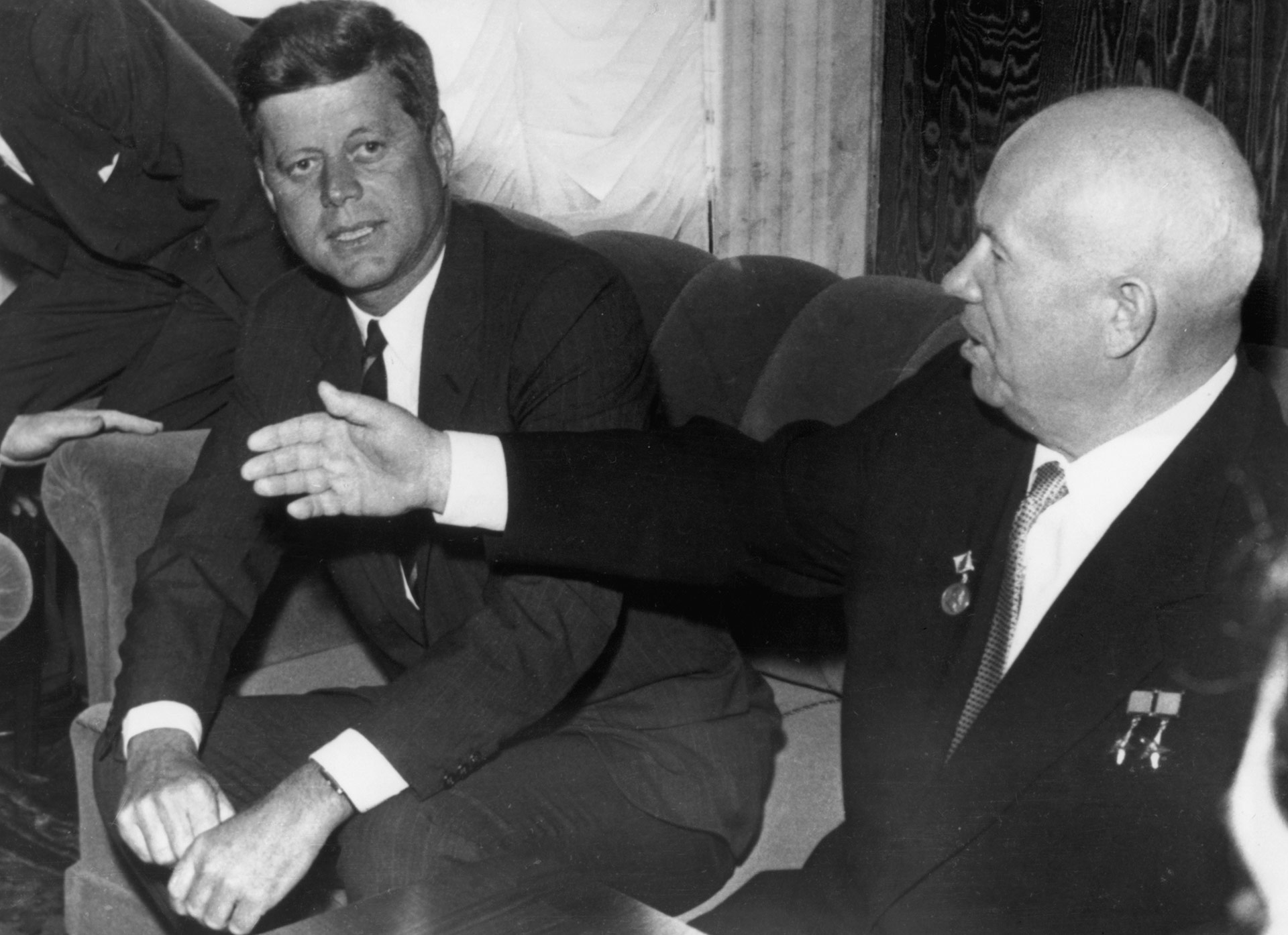 Kennedy junto al premier sovético Nikita Khrushchev durante una reunión entre ambos líderes en Viena, en 1961 (Central Press/Hulton Archive/Getty Images)
