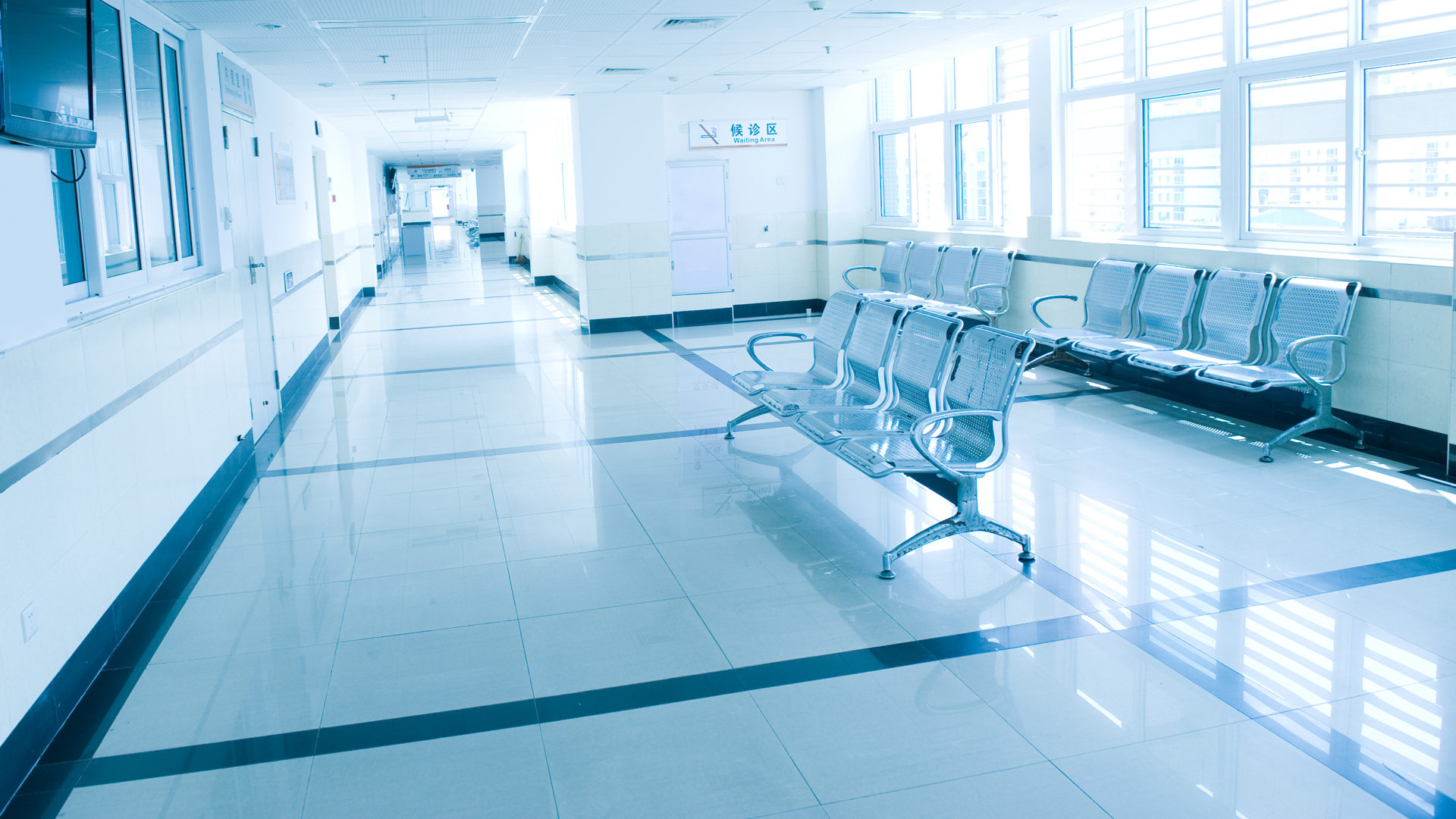 La prueba que le realizó, fue la de esquivar filas de sillas del pasillo del hospital