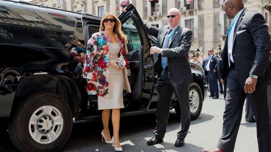 Total look by Dolce & Gabbana, el pÃ³lemico tapado tridimensional y la cartera pochette, vestido al cuerpo nude y stilettos a tono.
