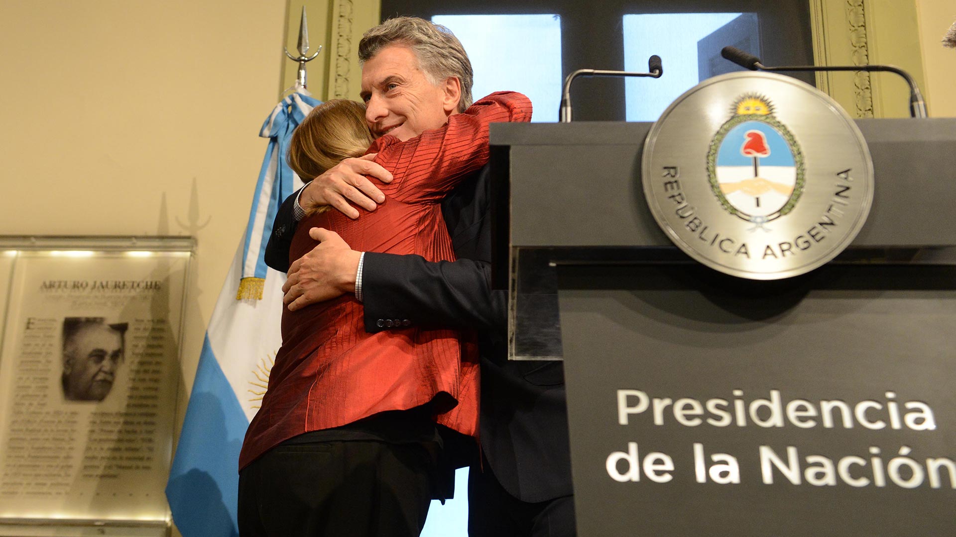 Malcorra abraza a Macri durante su ceremonia de despedida en junio del año pasado (Foto: Presidencia de la Nación)