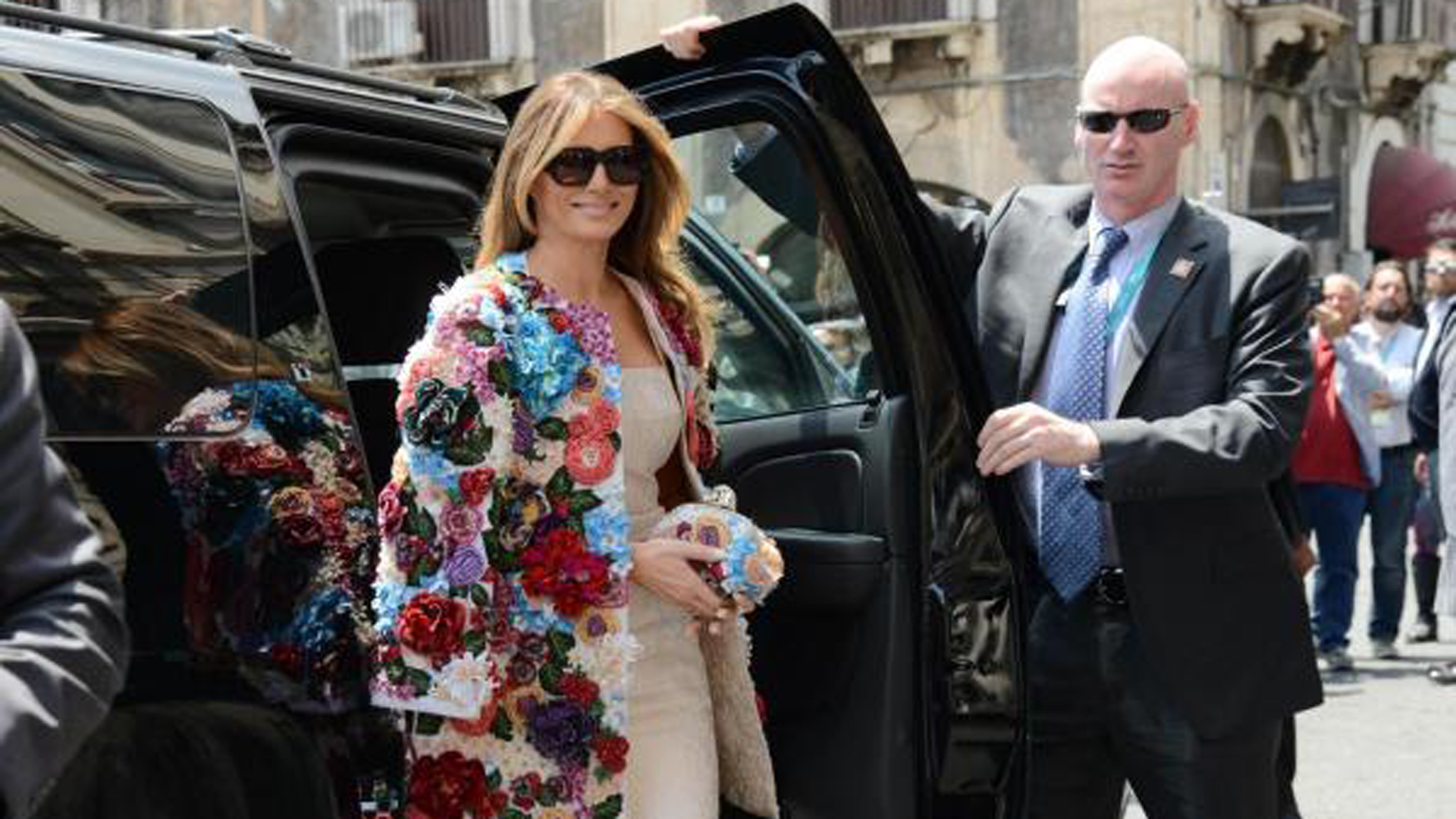 En mayo lució un abrigo bordado floral de Dolce&Gabbana que costaba 51.500 dólares durante la visita a Sicilia, despertando las críticas