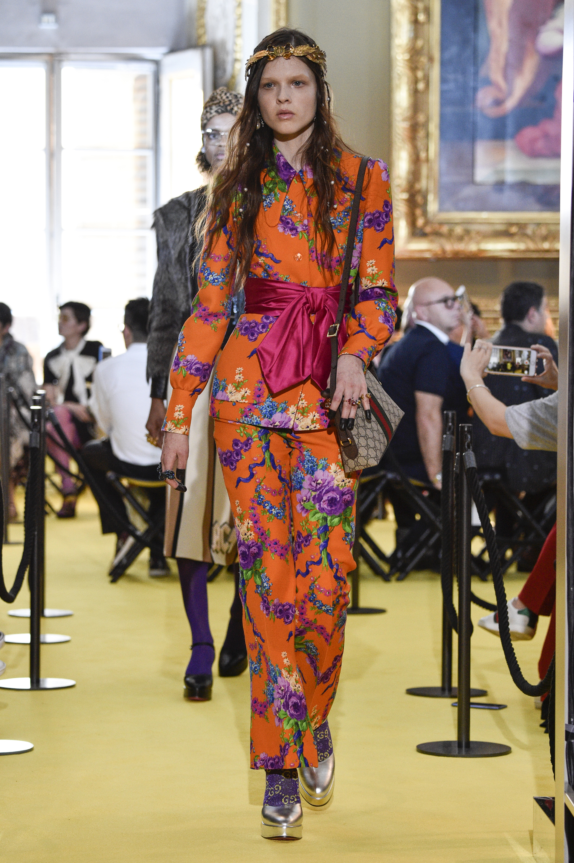 Un total look en naranja, violeta y flores, característico de una estampa de la firma italiana Un conjunto floreado, con el agregado del detalle de un lazo en forma de moño protagonista de la colección. Al igual que la mayoría de los looks, para acompañar los zapatos las medias con la estampa de las clásicas inciales de la marca ‘GG'(Pietro D’Aprano/Getty Images)