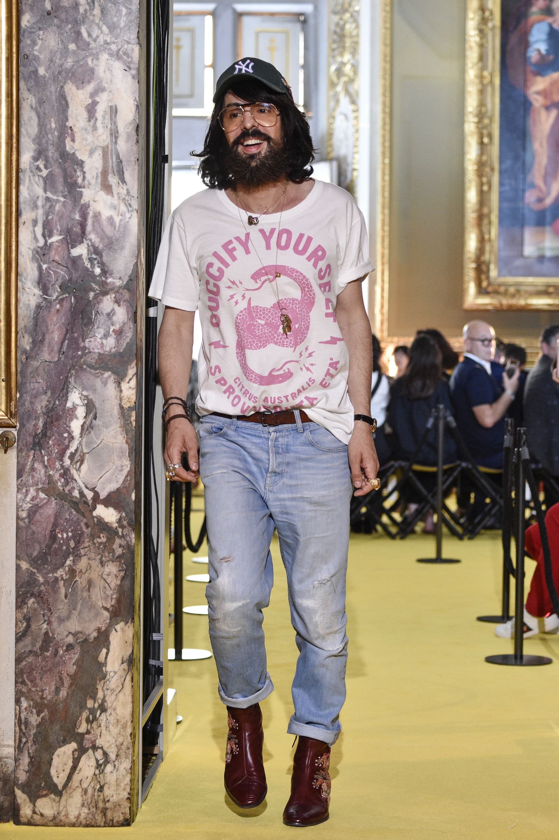 El diseñador de la marca, Alessandro, fiel a su estilo muy relajado, con unas botas con apliques, jean desgastado, una remera estampada , gafas y gorra, cerró el desfile. (Photo by Pietro D’Aprano/Getty Images)