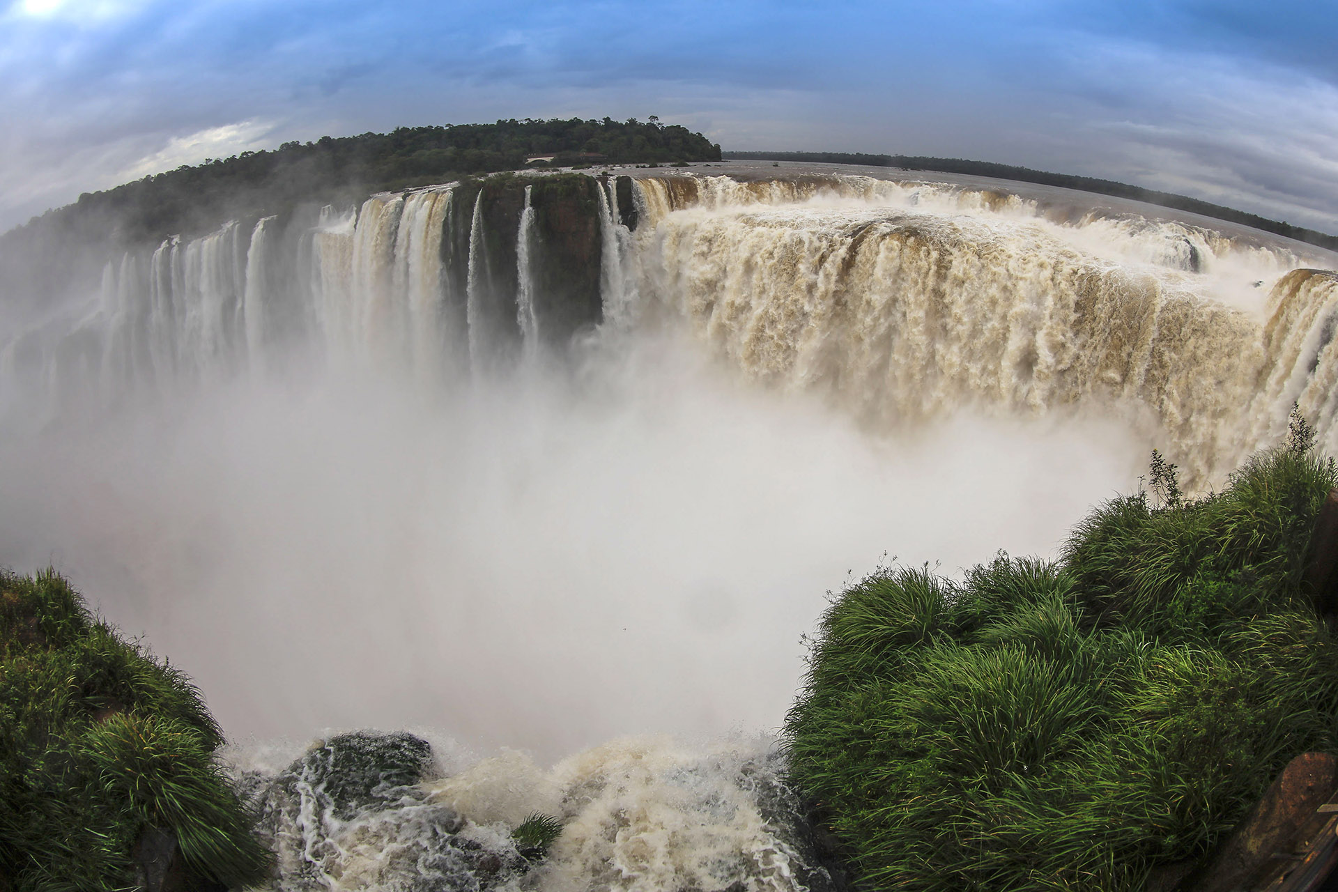 El escenario, imponente: 275 saltos de agua de hasta 80 metros de altura, senderos que se sumergen en la selva, vegetación y animales únicos fueron el telón de fondo. El Parque Nacional Iguazú fue declarado Patrimonio Natural Mundial por la Unesco y, según datos del Ministerio de Turismo, el año pasado superó el millón de visitantes