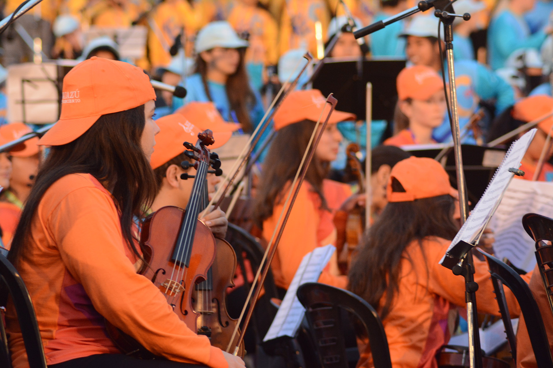Durante estos cinco días llegaron niños de todo el mundo para compartir su música con los espectadores y turistas. Orquestas, coros y solistas actuaron en los espacios más importantes de la zona, con repertorios que van desde lo clásico hasta lo más representativo de sus culturas