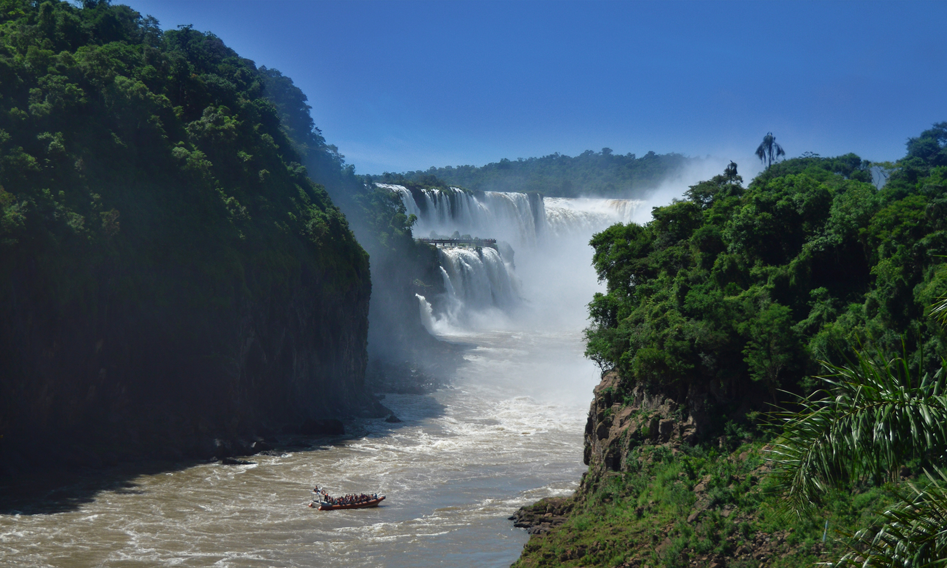 Además, se firmó la carta de intención que pone en marcha la iniciativa de traer un nuevo vuelo a Iguazú desde Madrid. “Estamos ante un hecho histórico, una nueva puerta de ingreso a la Argentina, que conectará a Iguazú no sólo con Madrid sino con el mundo entero. Más conectividad es más turistas, más empleo, más divisas”, señaló el ministro Gustavo Santos
