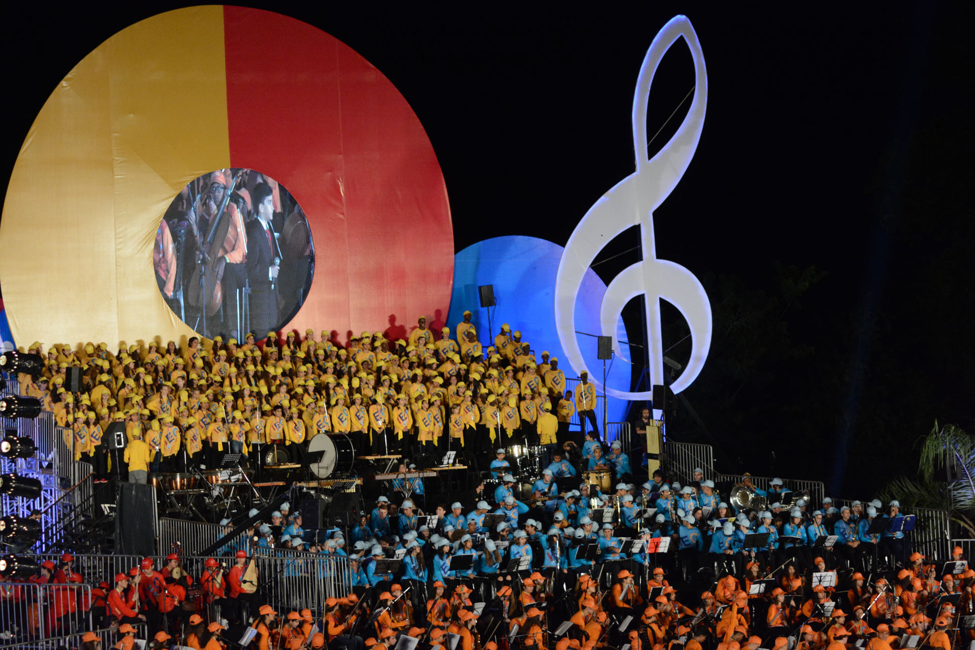 El cierre del encuentro fue espectacular: un concierto final al aire libre dentro del Parque Nacional Iguazú, donde todos los niños tocaron su repertorio juntos
