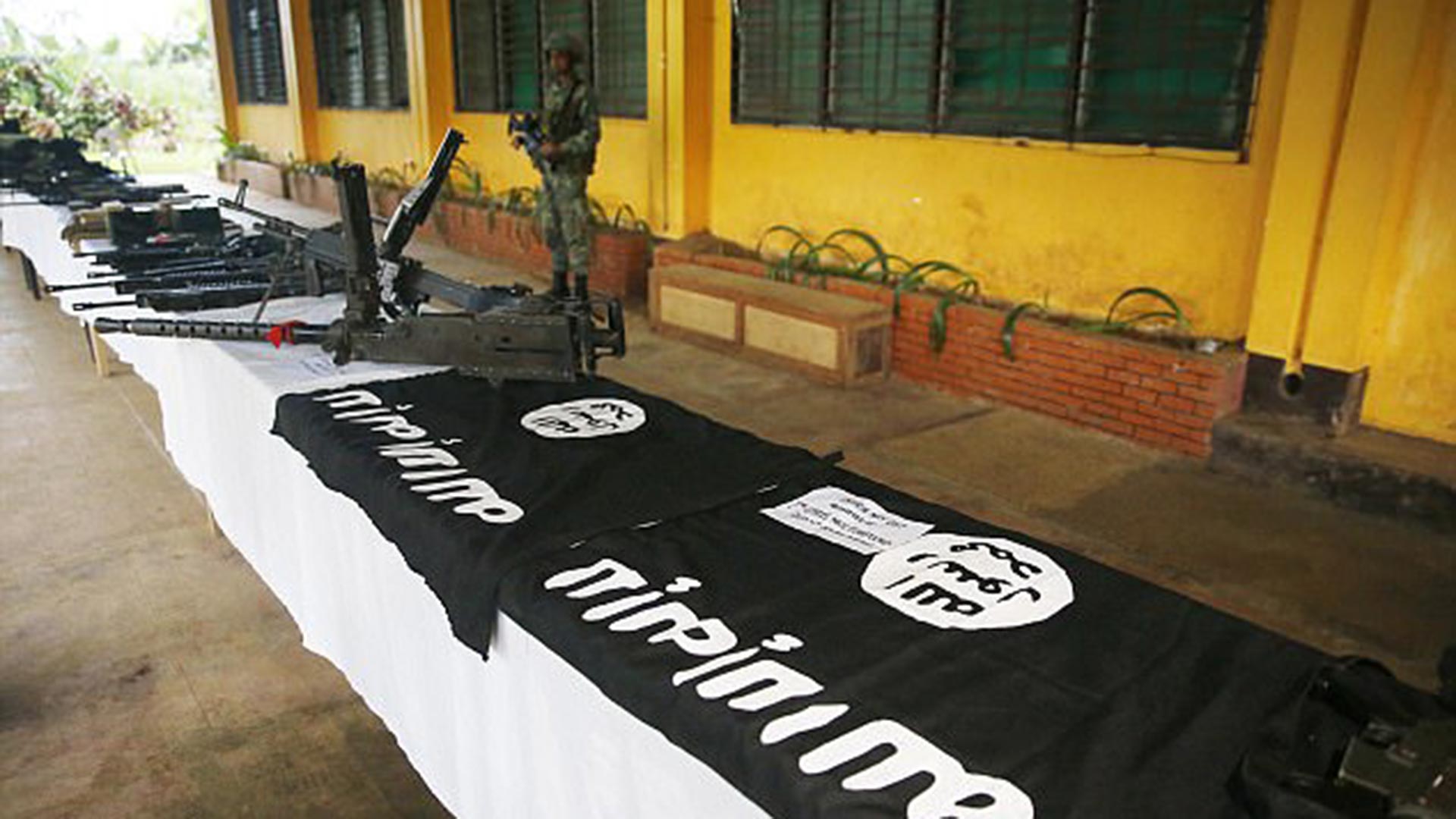 Banderas y armas de los combatientes de ISIS (AP)