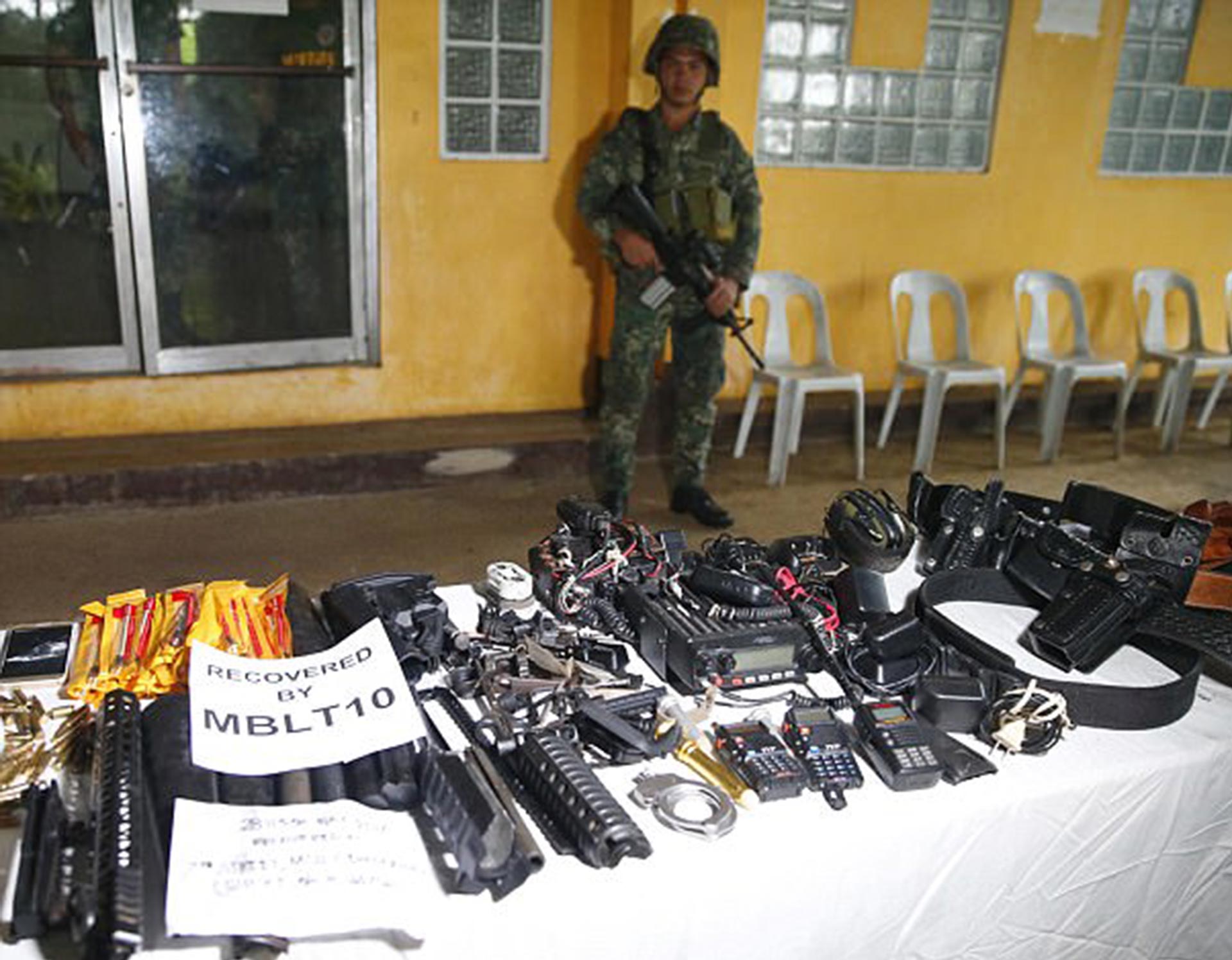 Las fuerzas filipinas confiscaron un gran arsenal de armas (AP)
