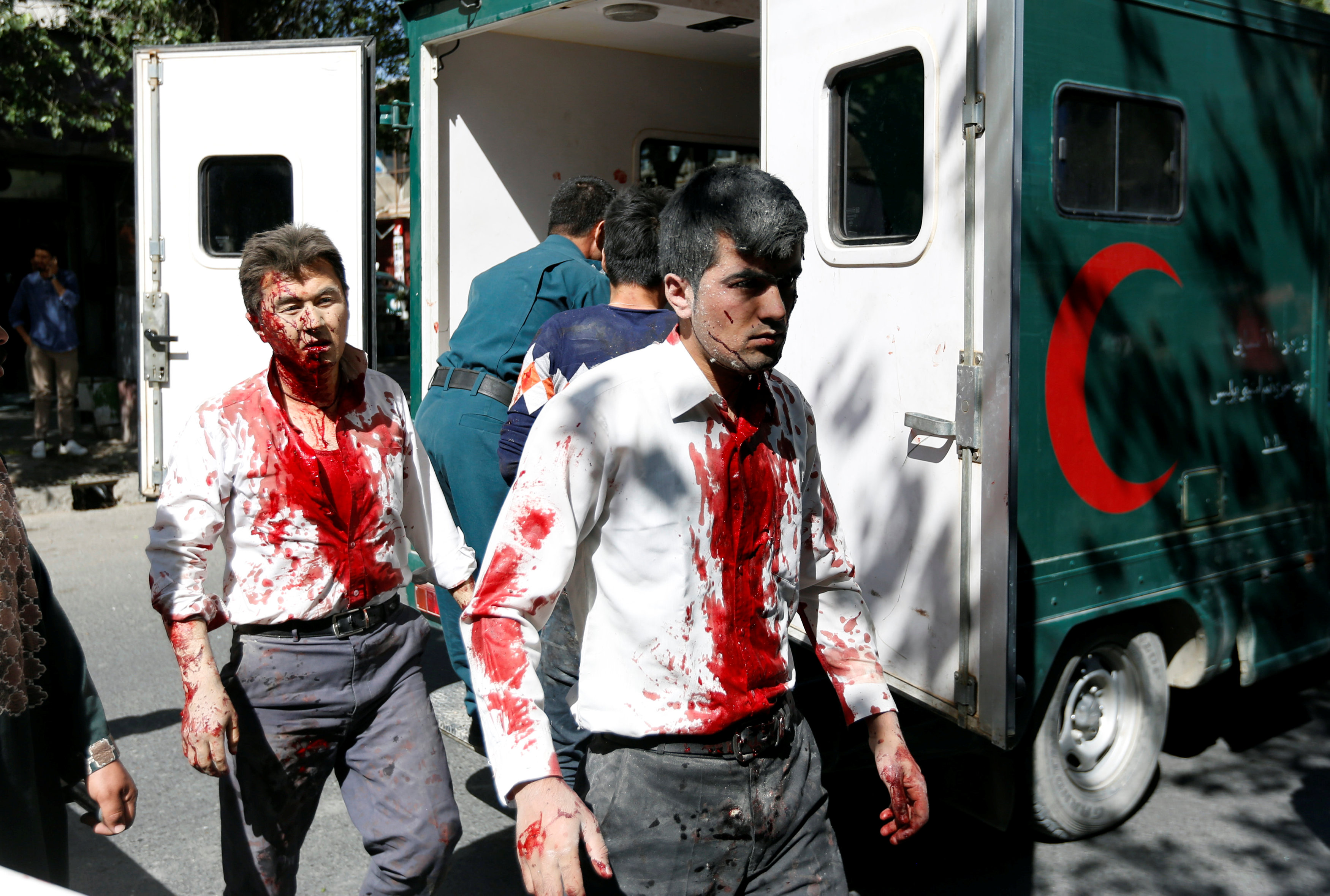 Hombres llegando al hospital tras el atentado (Reuters)