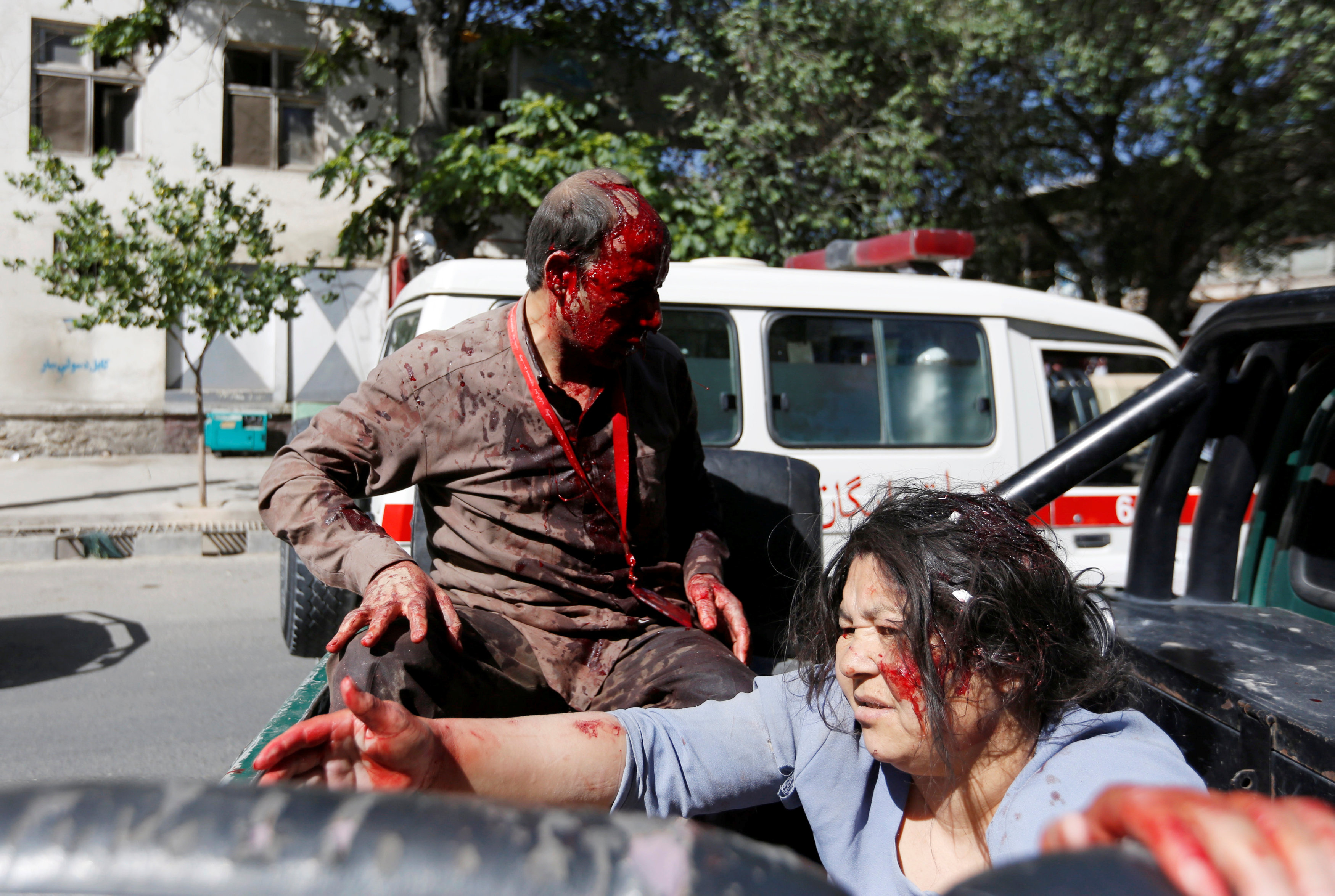 Una mujer afgana herida llegando al hospital (Reuters)
