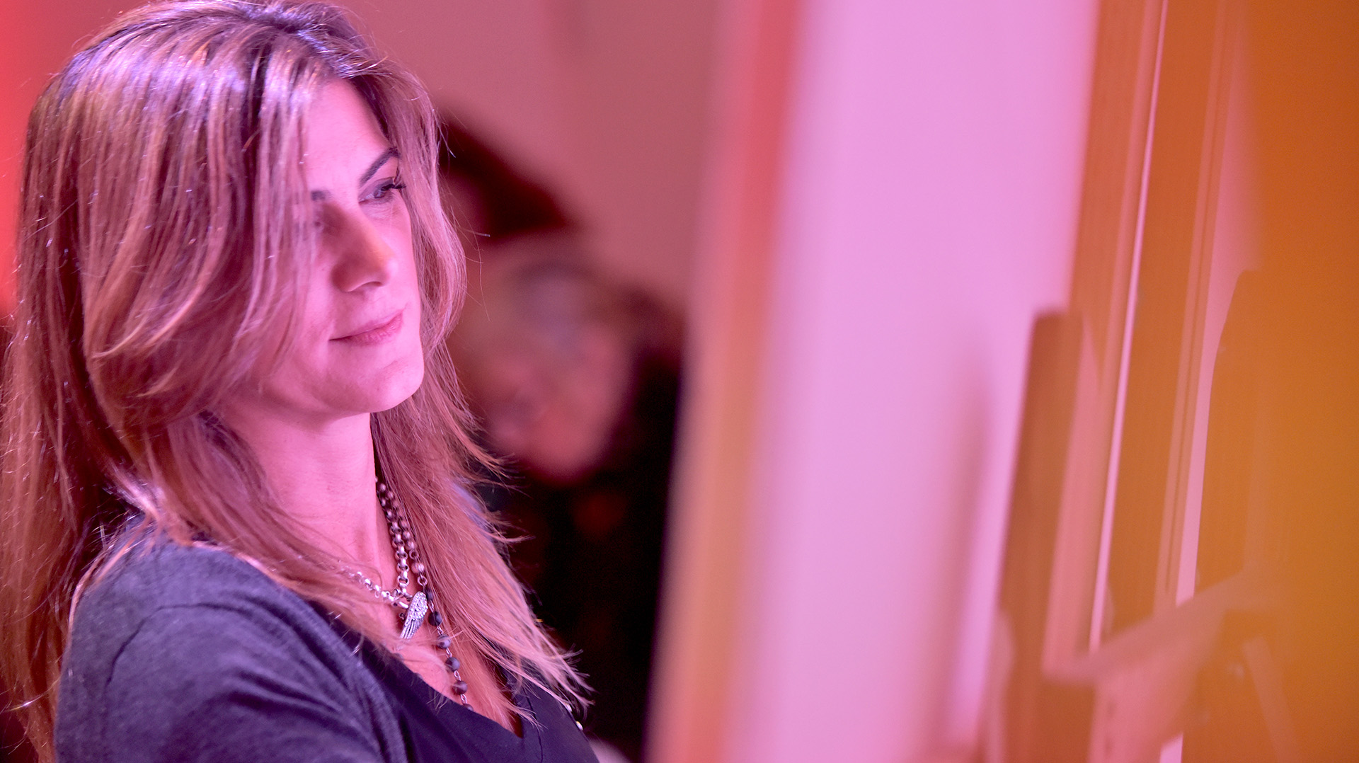 La artista Paula Rivero pintó un cuadro en vivo durante el receso del evento