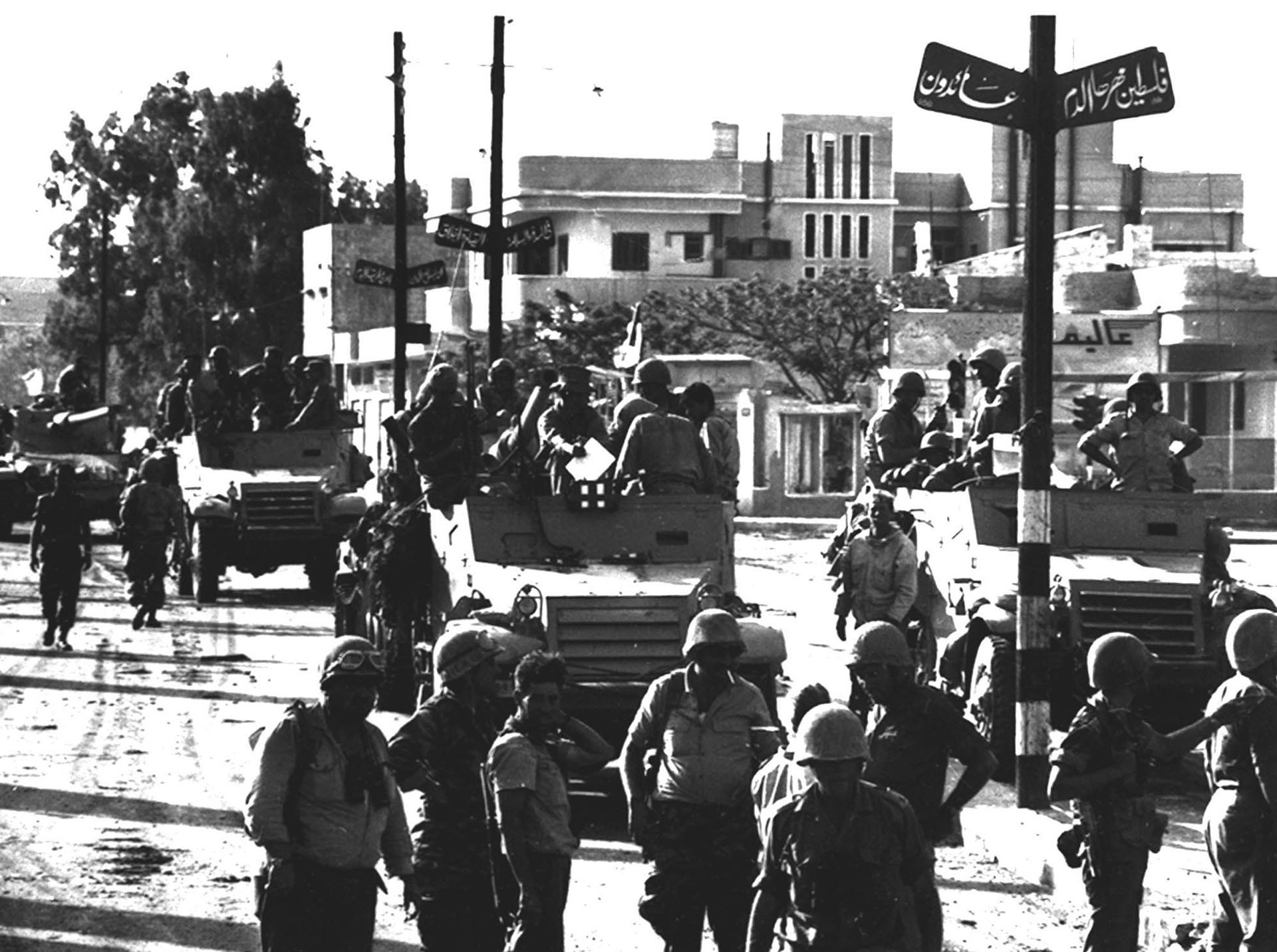 Tropas israelíes, al ingresar en la ciudad de Gaza, en su avanzada durane la Guerra de los Seis Días. (AP)