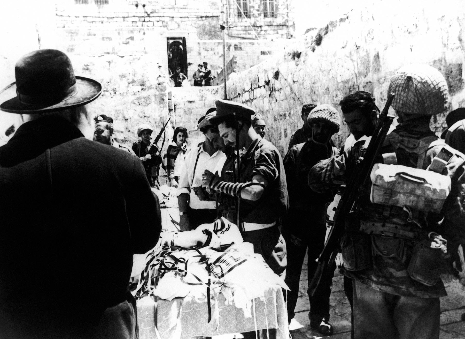 8 de junio de 1967. Judíos ortodoxos y soldados rezan ante el Muro de los Lamentos en Jerusalén, un día después de su captura de manos de los jordanos. (AP)