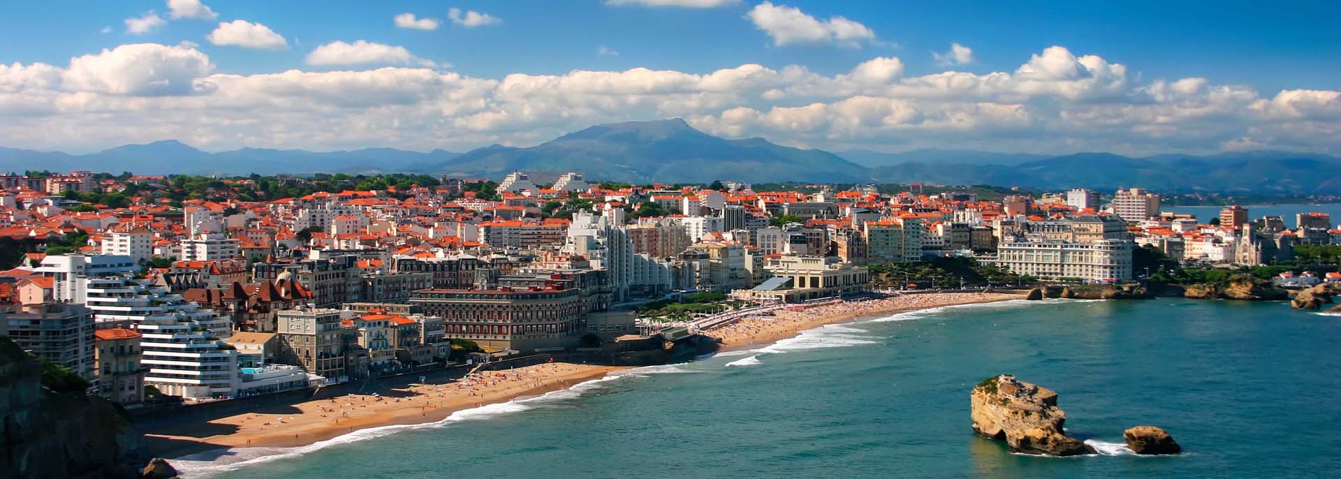 Los paisajes de la ciudad son construcciones antiguas con clasicos tejas anaranjadas clasicas de las ciudades europeas