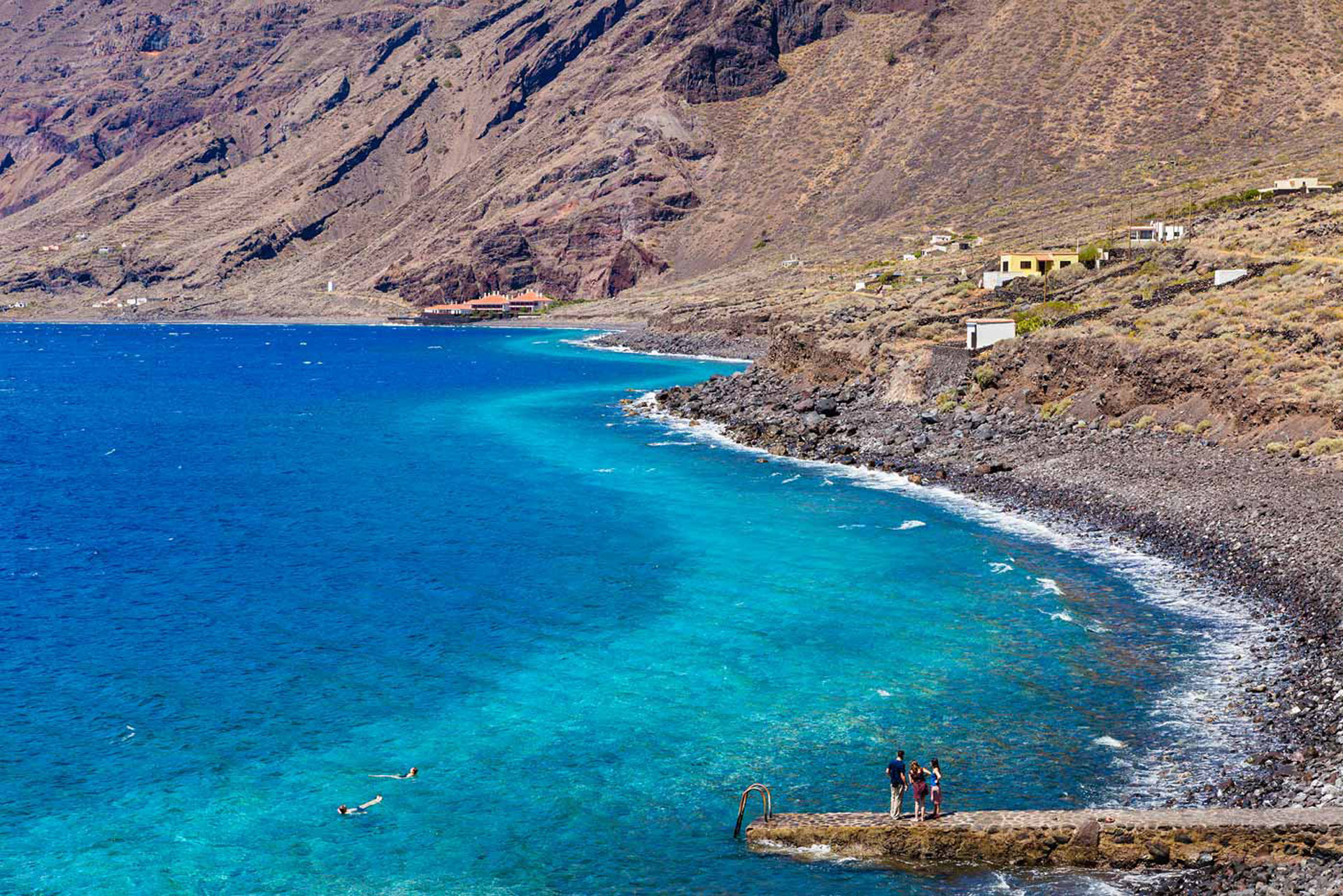 Uno de los pocos destinos que sus playas tienen piedras y no arenas, pero si predominan sus aguas de tres colores.