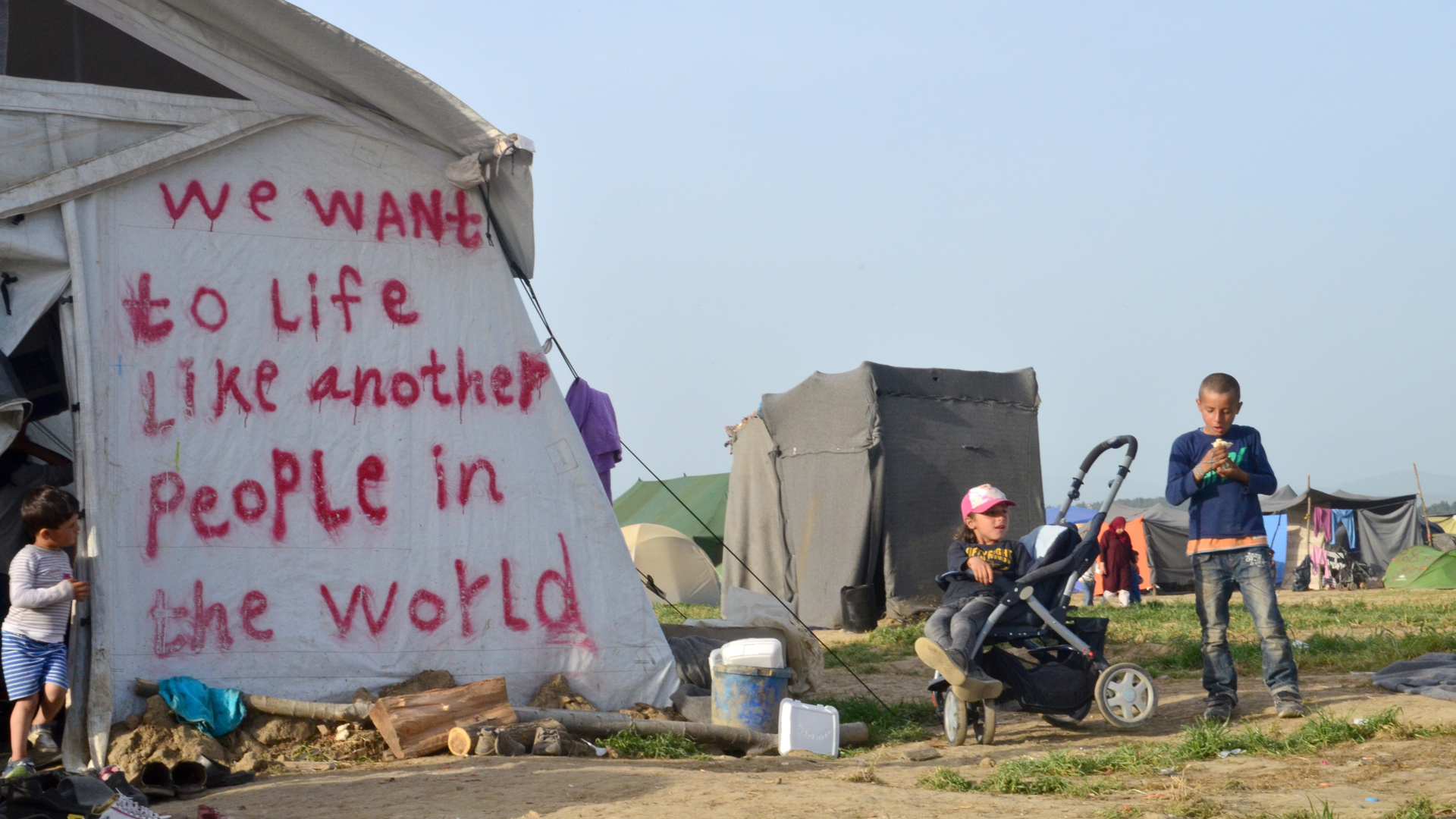 En un inglés precario, los refugiados piden vivir como cualquier otra persona en el mundo (Araz Hadjian)