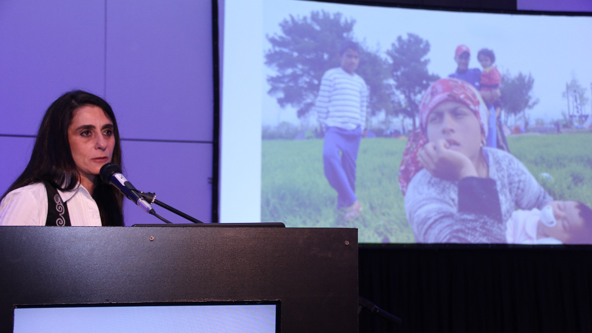 Araz Hadjian en su exposición fotográfica en el Congreso de Profesionales de la Salud Armenios (Francesco Garabello)