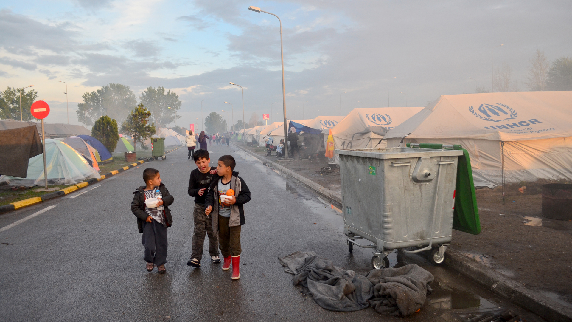 Idomeni, en la frontera entre Grecia y Macedonia, hospedaba hacinados en almacénes, tiendas o fábricas abandonadas a miles de migrantes (Araz Hadjian)