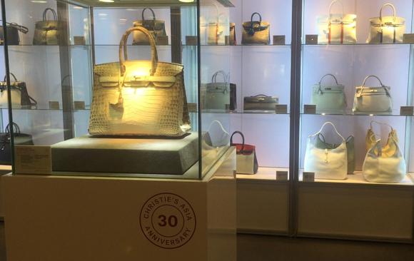 En 2015, Birkin pidió que se quitara su nombre de las bolsas, pues le preocupaban las “prácticas crueles” que se utilizaban para matar a los cocodrilos con los cuales se hacían las bolsas