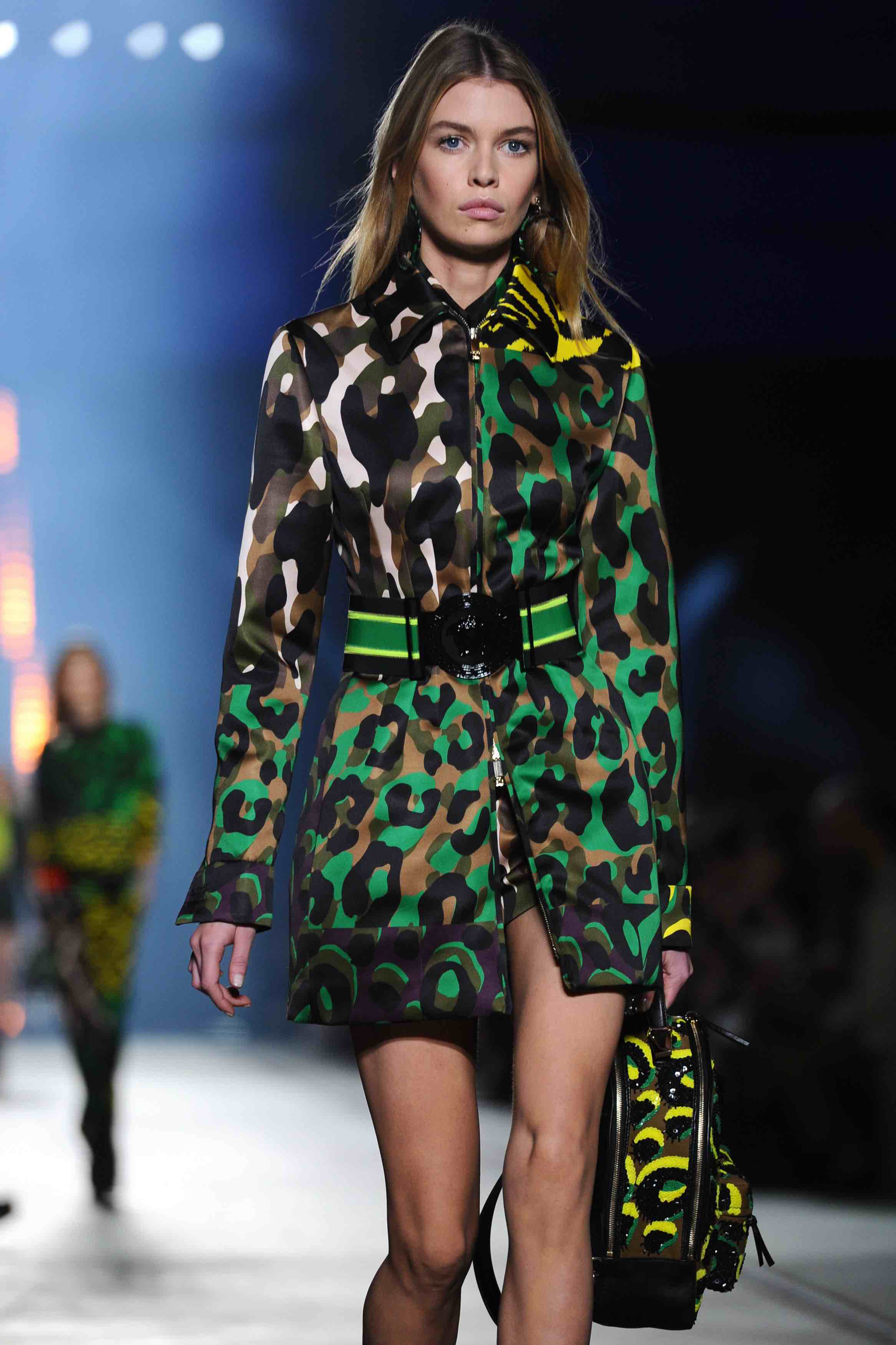 Versace 2016 en Milán Fashion Week. Tapado, short y camisa del print en verdes y marrones. Backpack bordada en los mismos colores.