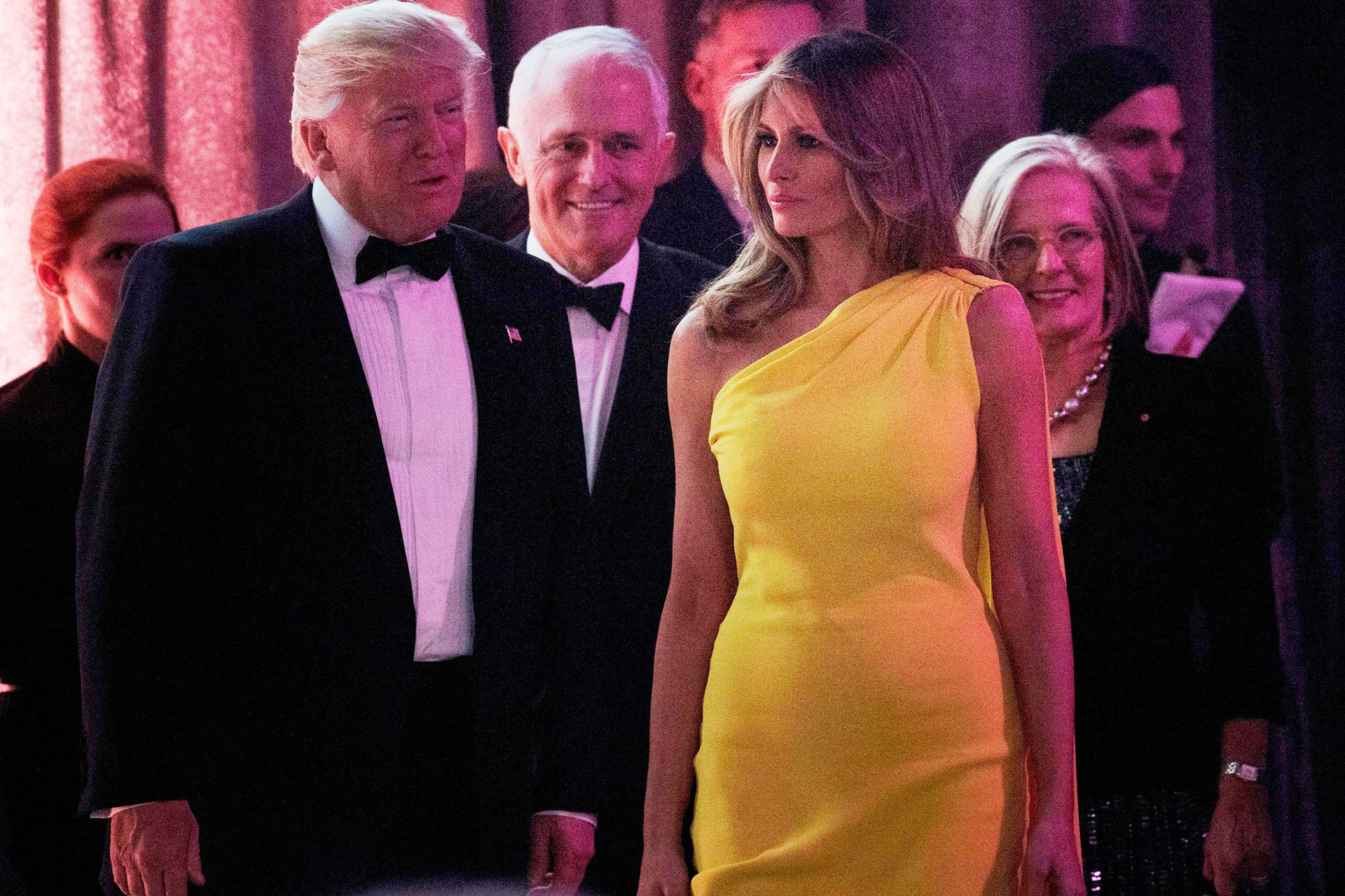 De un solo hombro, largo y corte sirena by Dior, Melania luciÃ³ esplendida en la reuniÃ³n con el primer ministro australiano.