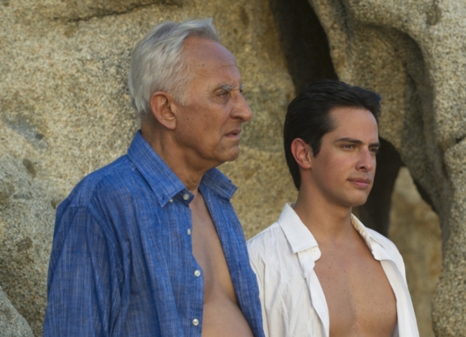 Dos actores recrean a Mariano en los dos tiempos en que se desarrolla ‘Acapulco, la vida va’