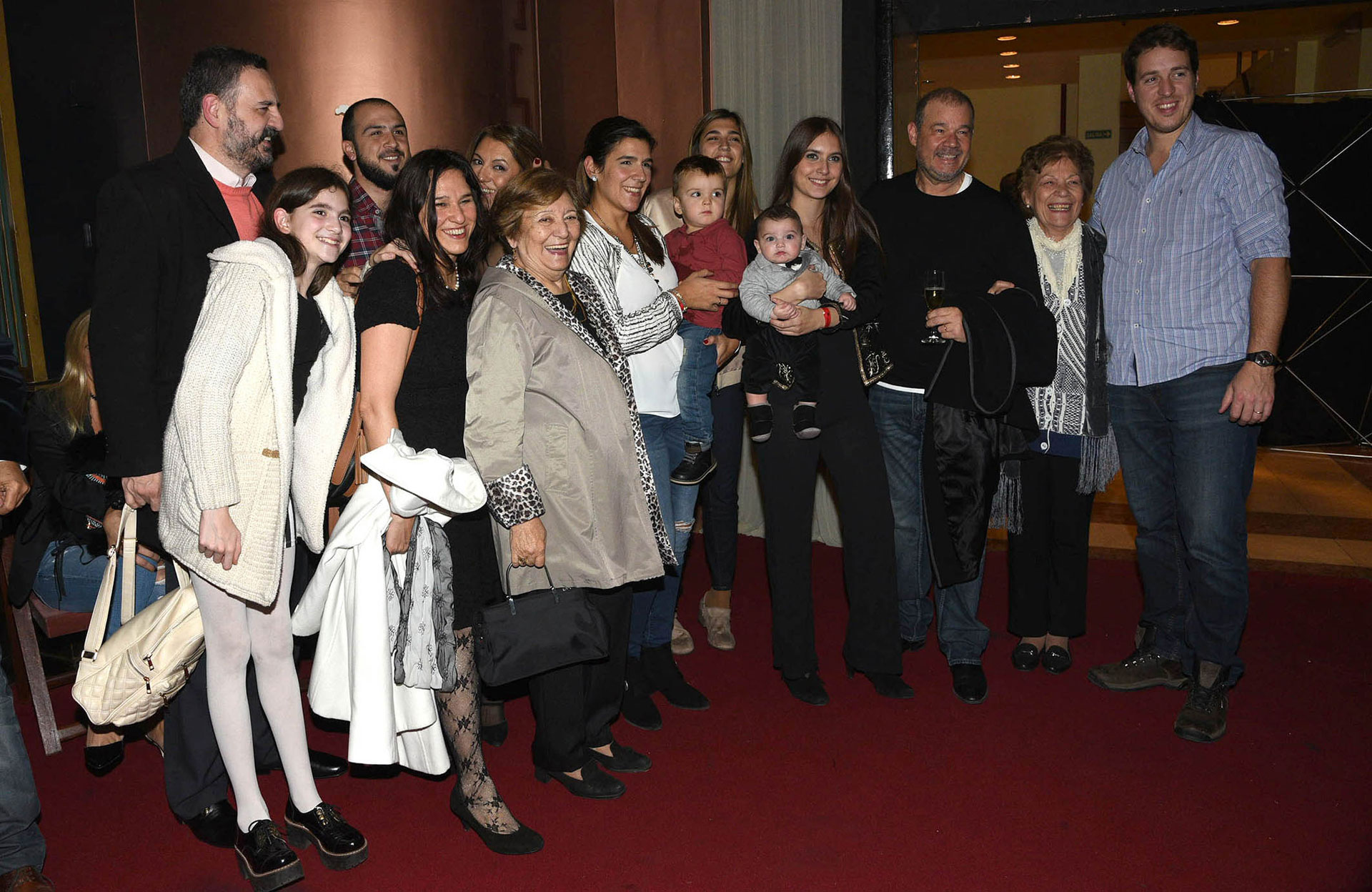 El Chino posa con sus familiares y amigos