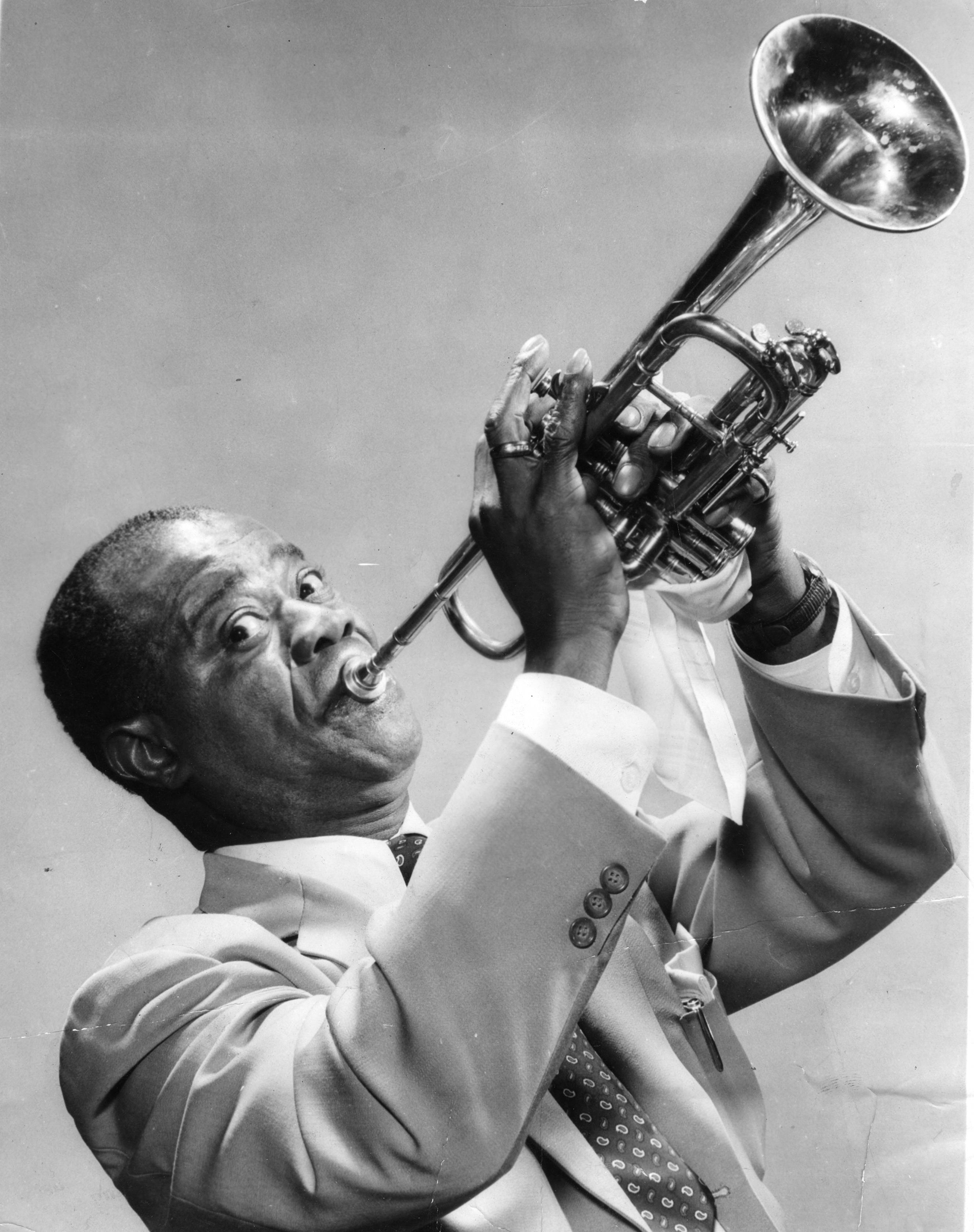 Una imagen de 1940 en Nueva York: Louis Armstrong junto a su trompeta (Transcendental Graphics/Getty Images)