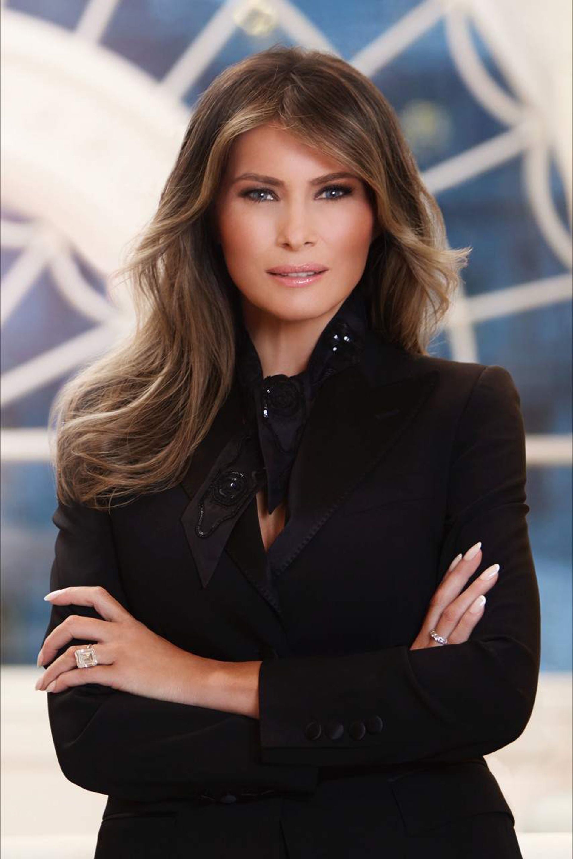 Retrato oficial de Melania, foulard y saco smocking de Dolce & Gabbana. En sus manos las joyas millonarias.