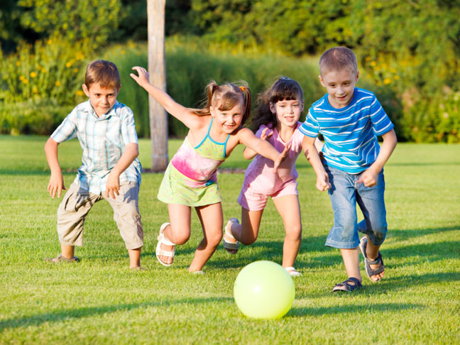 El fútbol es uno de los deportes más recomendados por expertos para que los niños practiquen