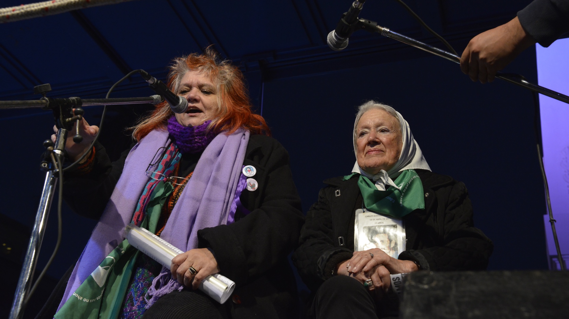 Liliana Daunes leyendo el documento en la marcha #NiUnaMenos, flanqueada por Nora Cortiñas, de Madres de Plaza de Mayo, línea fundadora