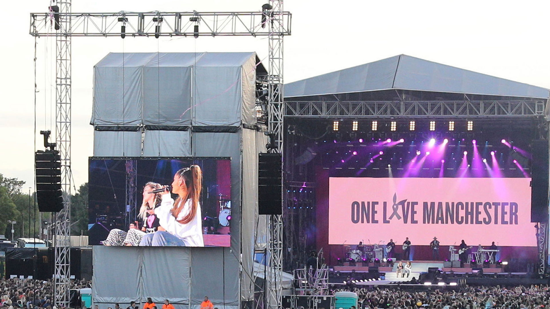 Ariana Grande, junto a Miley Cyrus (AP)