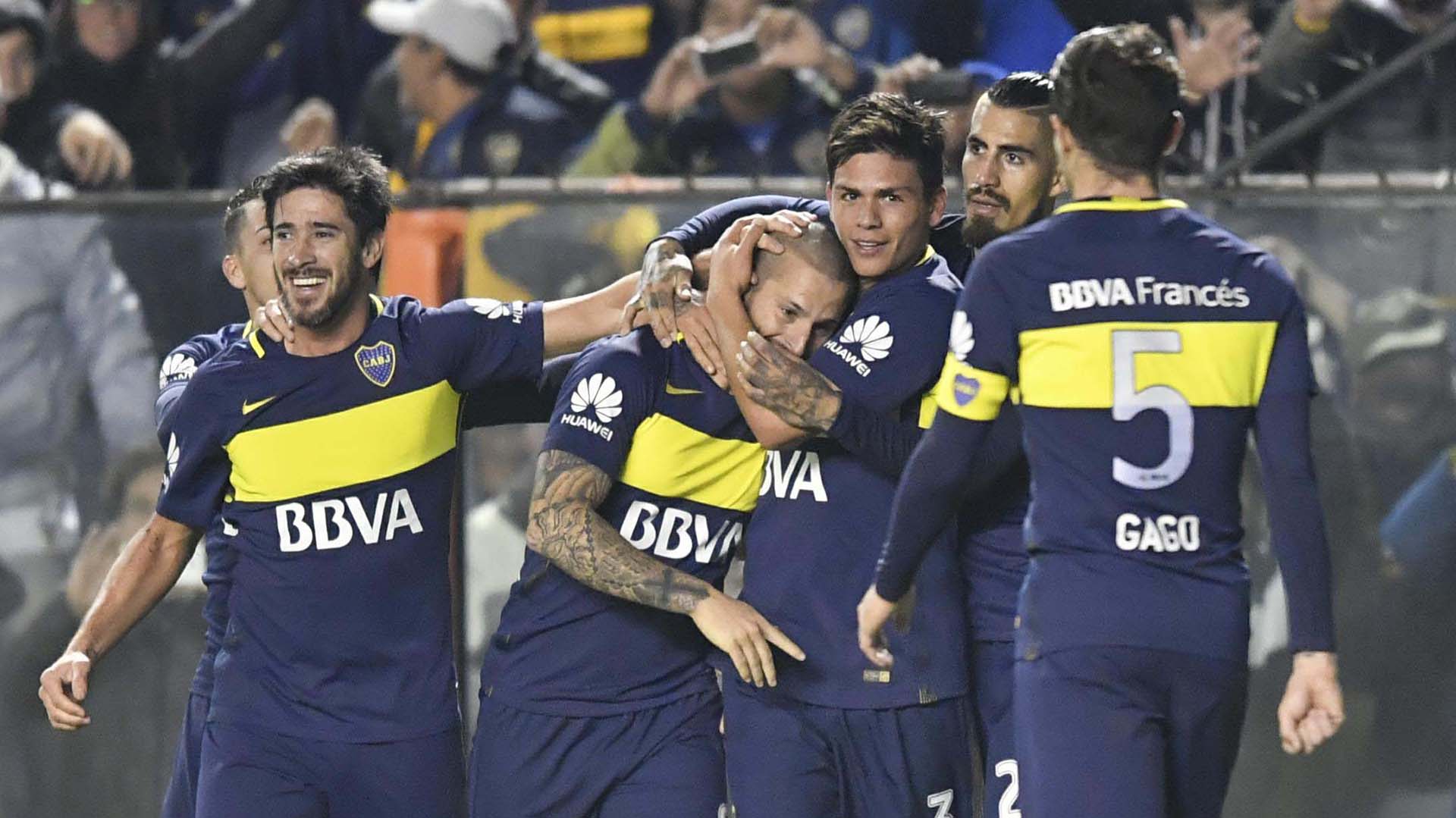 Los jugadores festejan ante su gente (Télam)