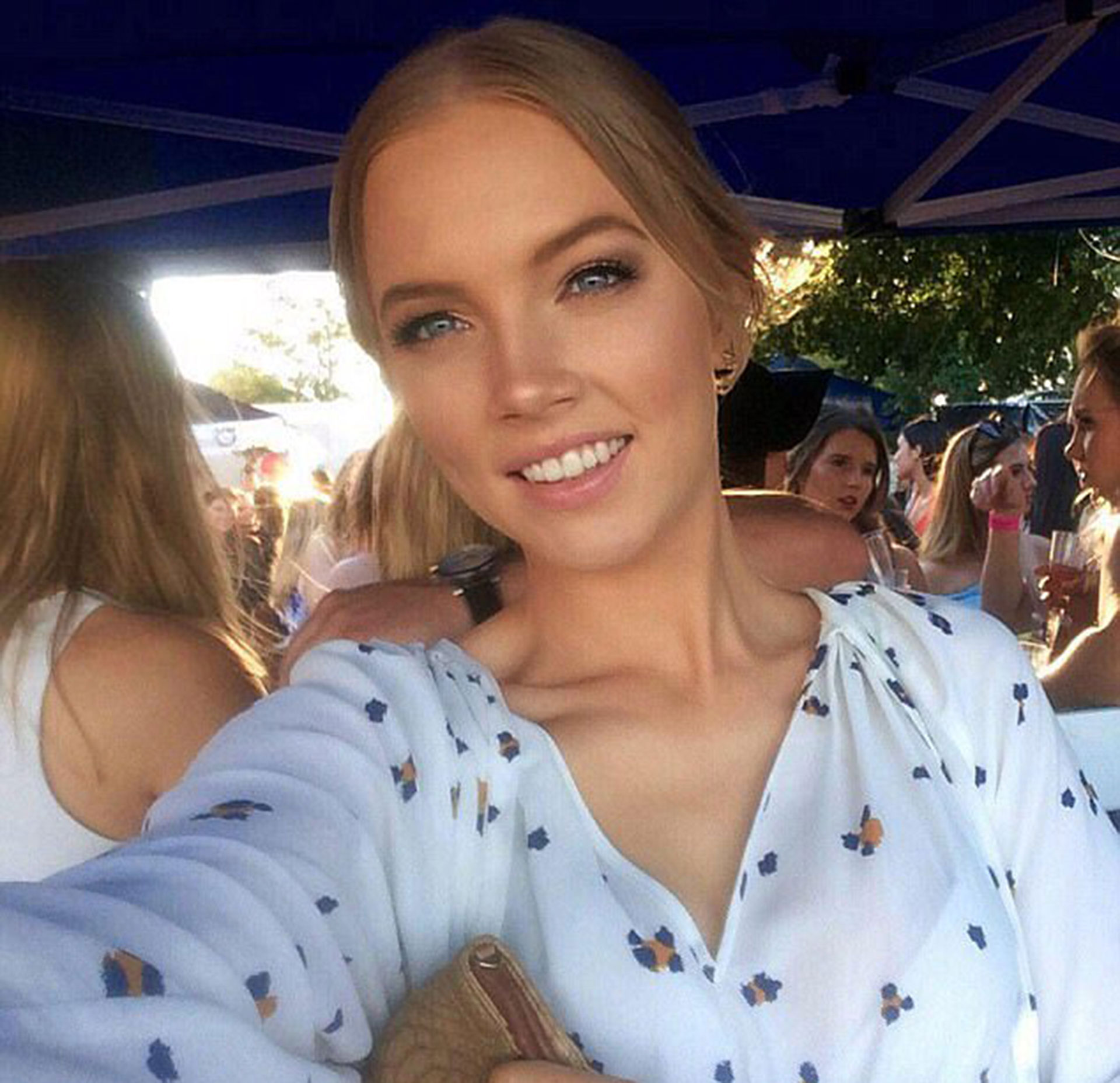 Sara Zelenak tiene 21 años. Es australiana pero vive en el Reino Unido, donde trabaja como niñera. Su familia está desesperada (Facebook)
