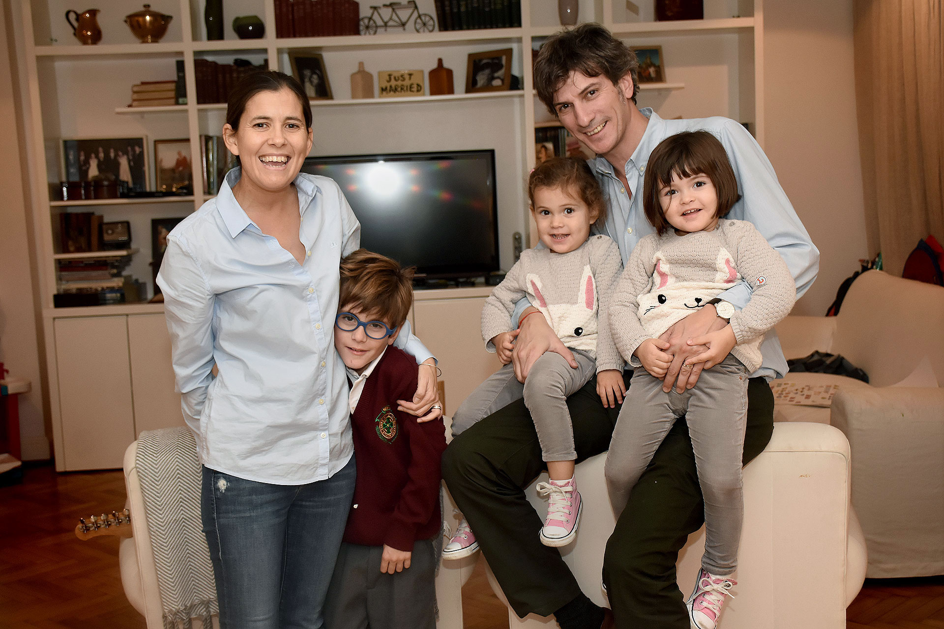 (Nicolás Stulberg) Jerónimo tiene 7 años y las mellizas Juana y Olivia están por cumplir 3. Los tres embriones fueron concebidos a la vez, por eso son “trillizos de distinta edad”.