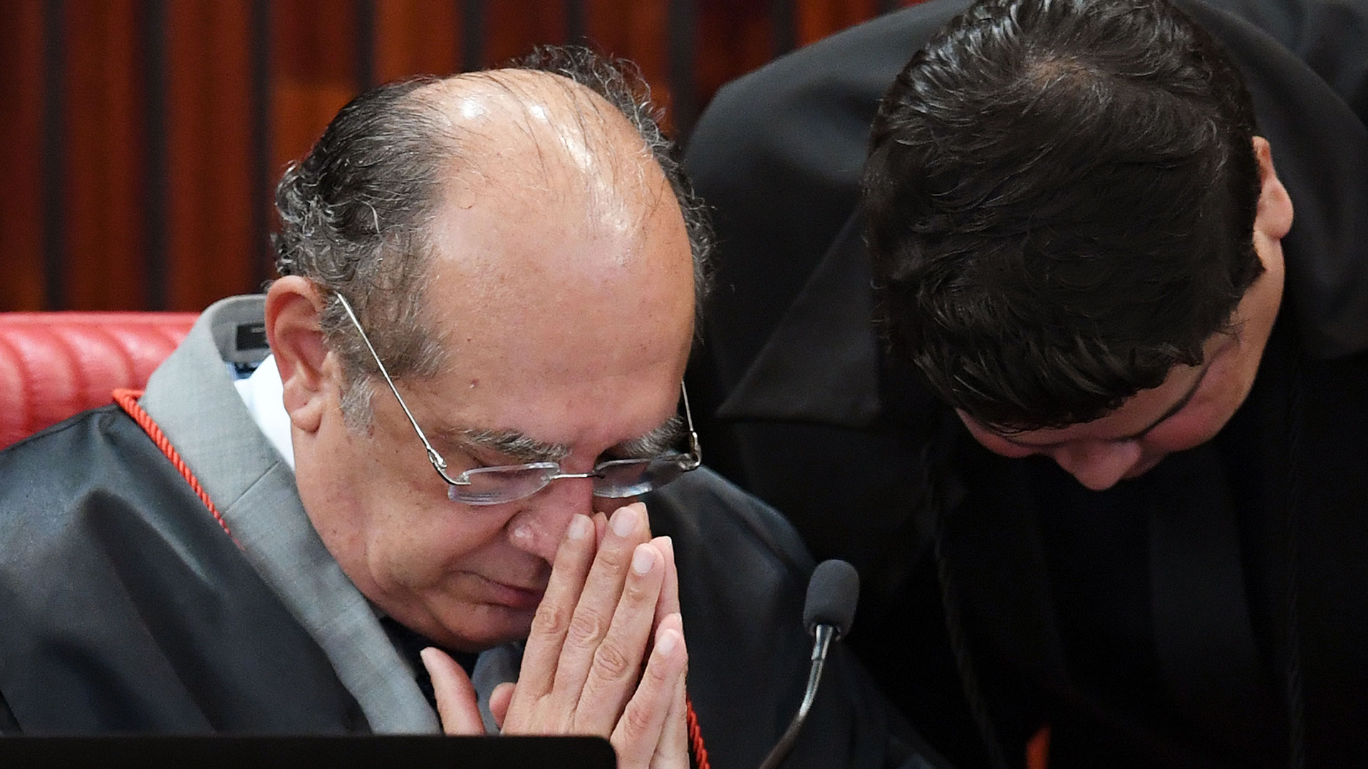Gilmar Mendes (izquierda), presidente del TSE (AFP)
