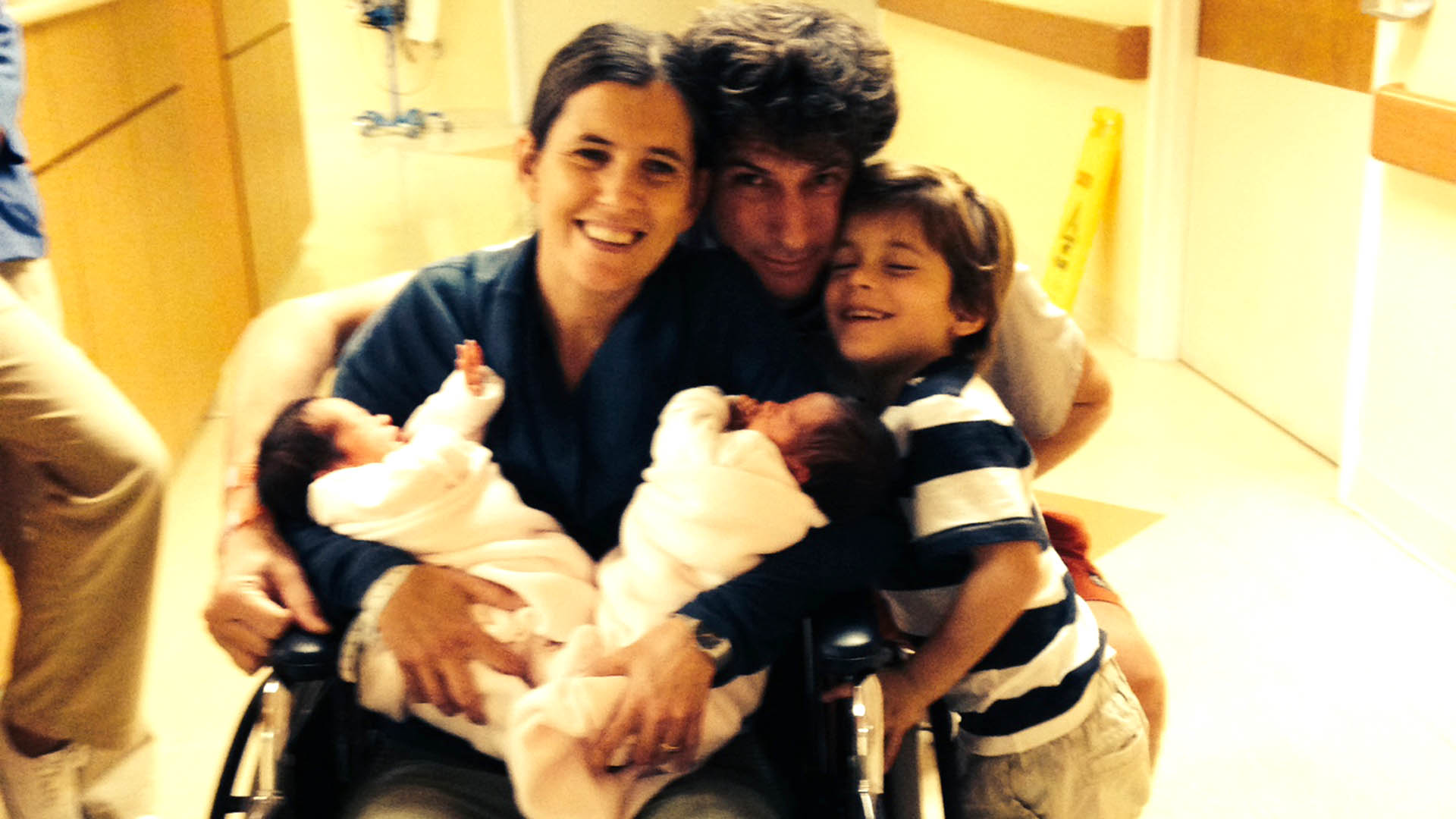 En el hospital, en 2014. Mientras estuvieron allí, las mellizas llevaron el apellido de la madre gestante. Cuando salieron y con los papeles del juez, les pusieron el propio.
