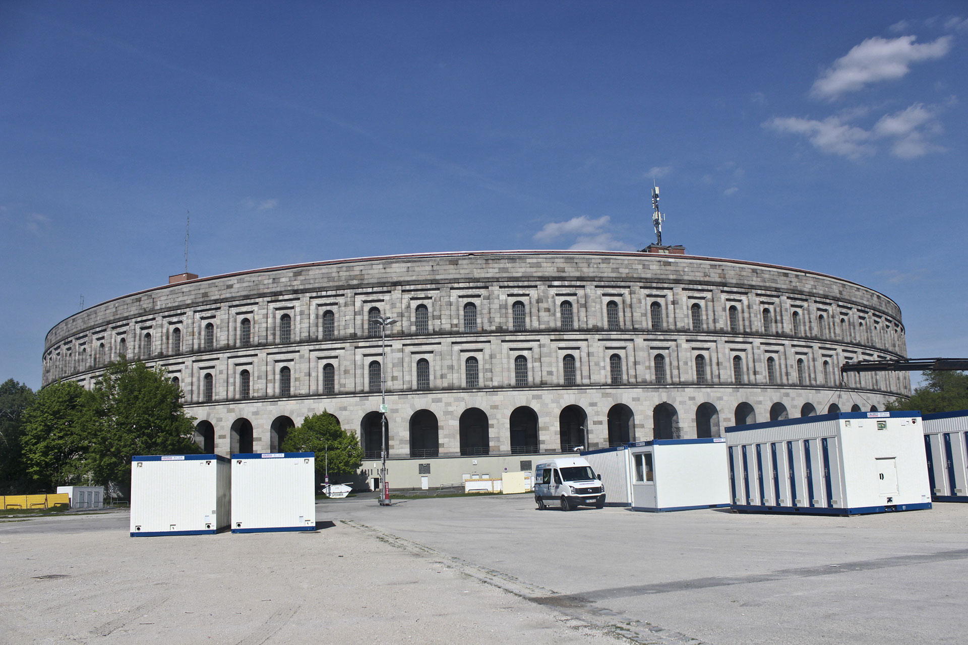 Exterior de la Sala de Congresos desde la Gran Calle