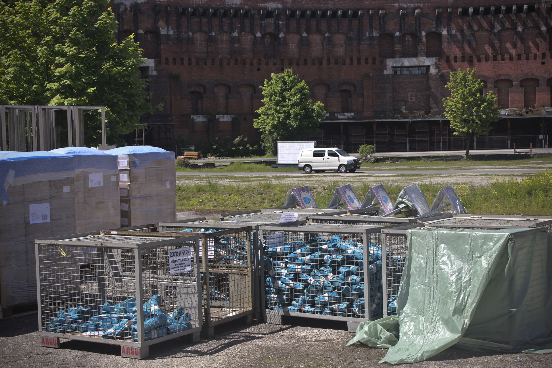 Materiales para preparar el festival de rock frente al antiguo Palacio de Congresos
