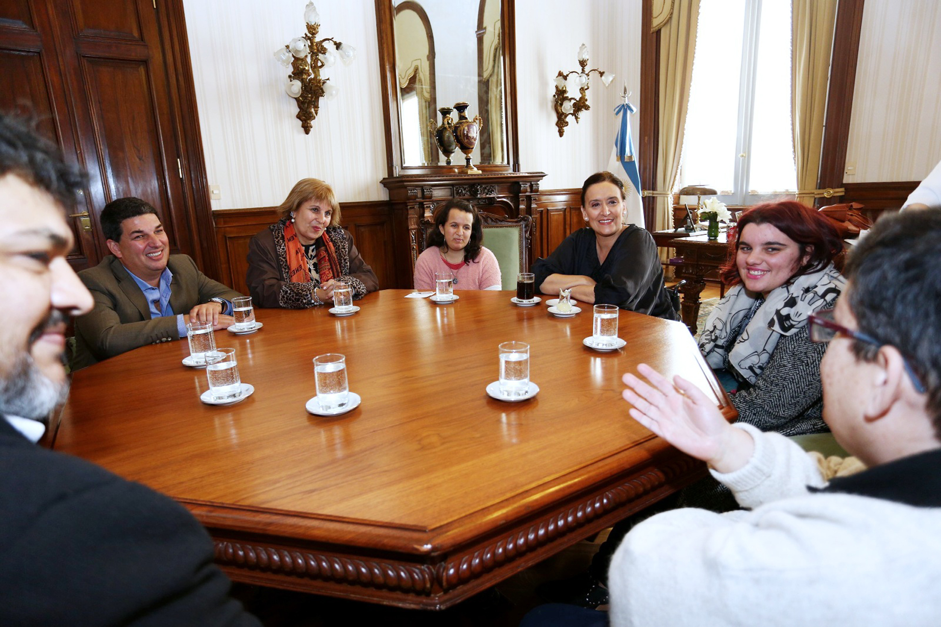 Once jóvenes cuyo único objetivo era pasar un rato entre amigos fueron discriminados por parte del personal de una importante cadena de restaurante de Capital Federal. Fueron convocados por Michetti en Casa Rosada