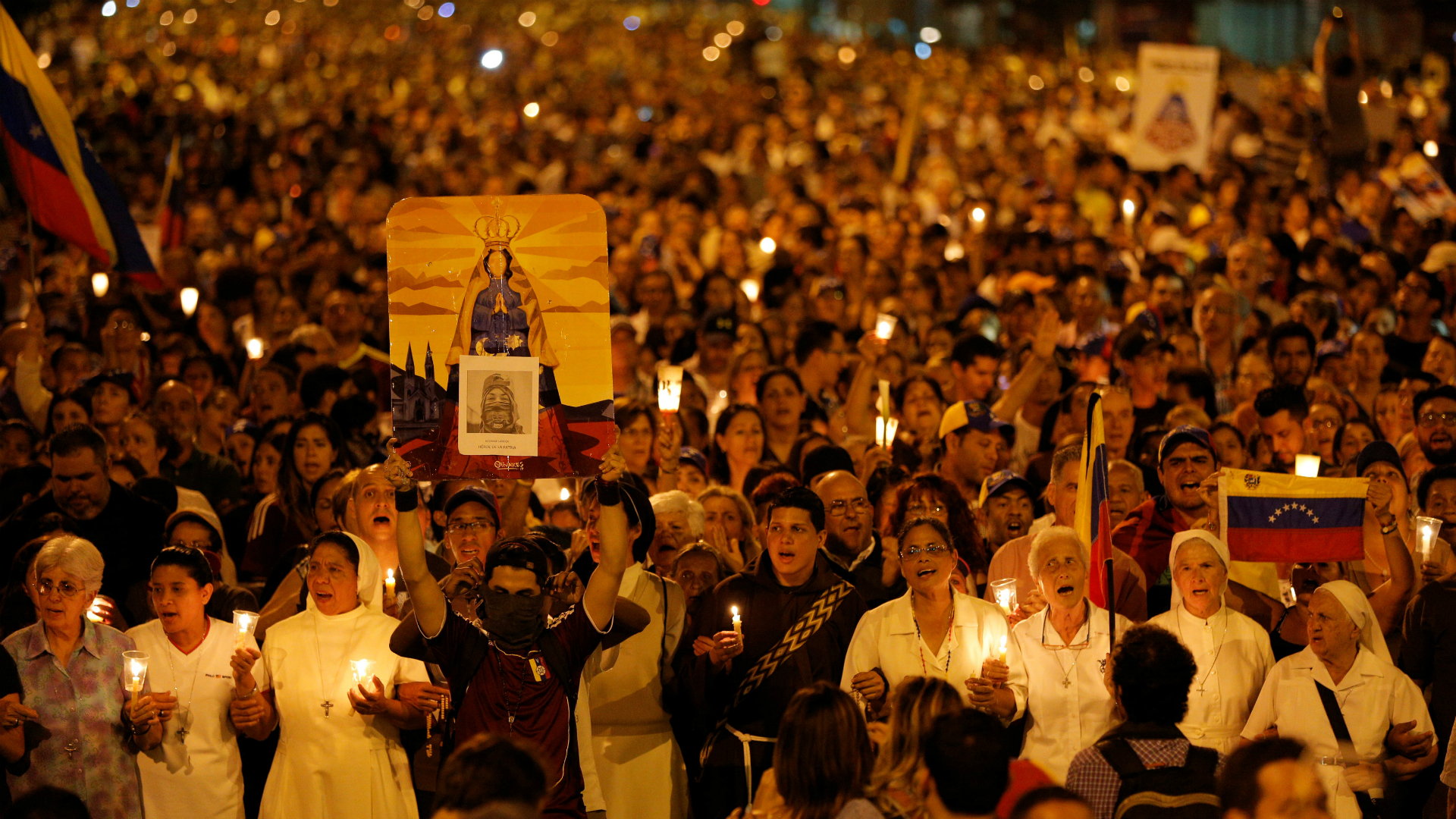 Miles de personas salieron a protestar en la noche del jueves en Caracas. (Reuters)