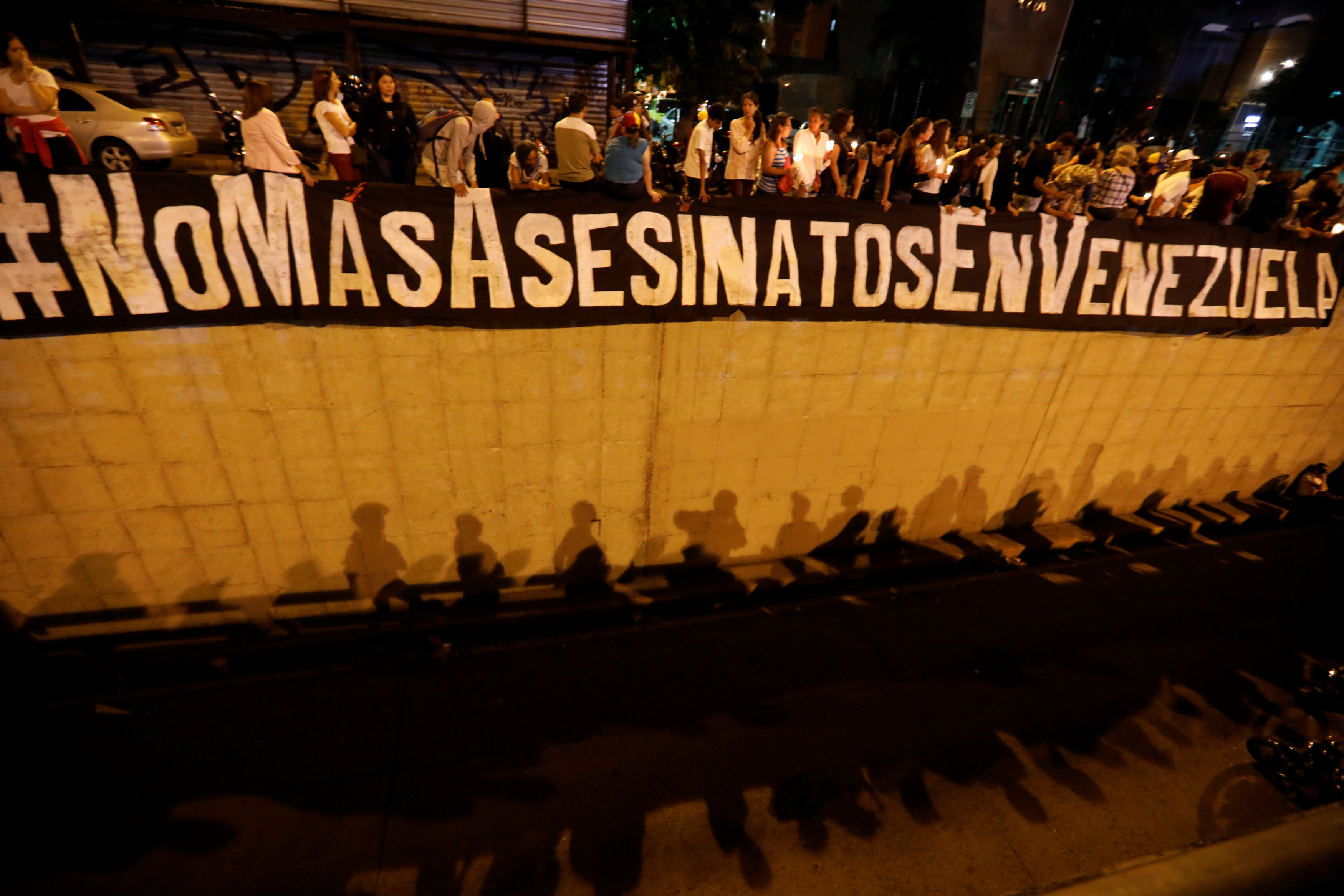 Una de las consignas principales que clama el pueblo venezolano es que no haya más asesinatos. (REUTERS)