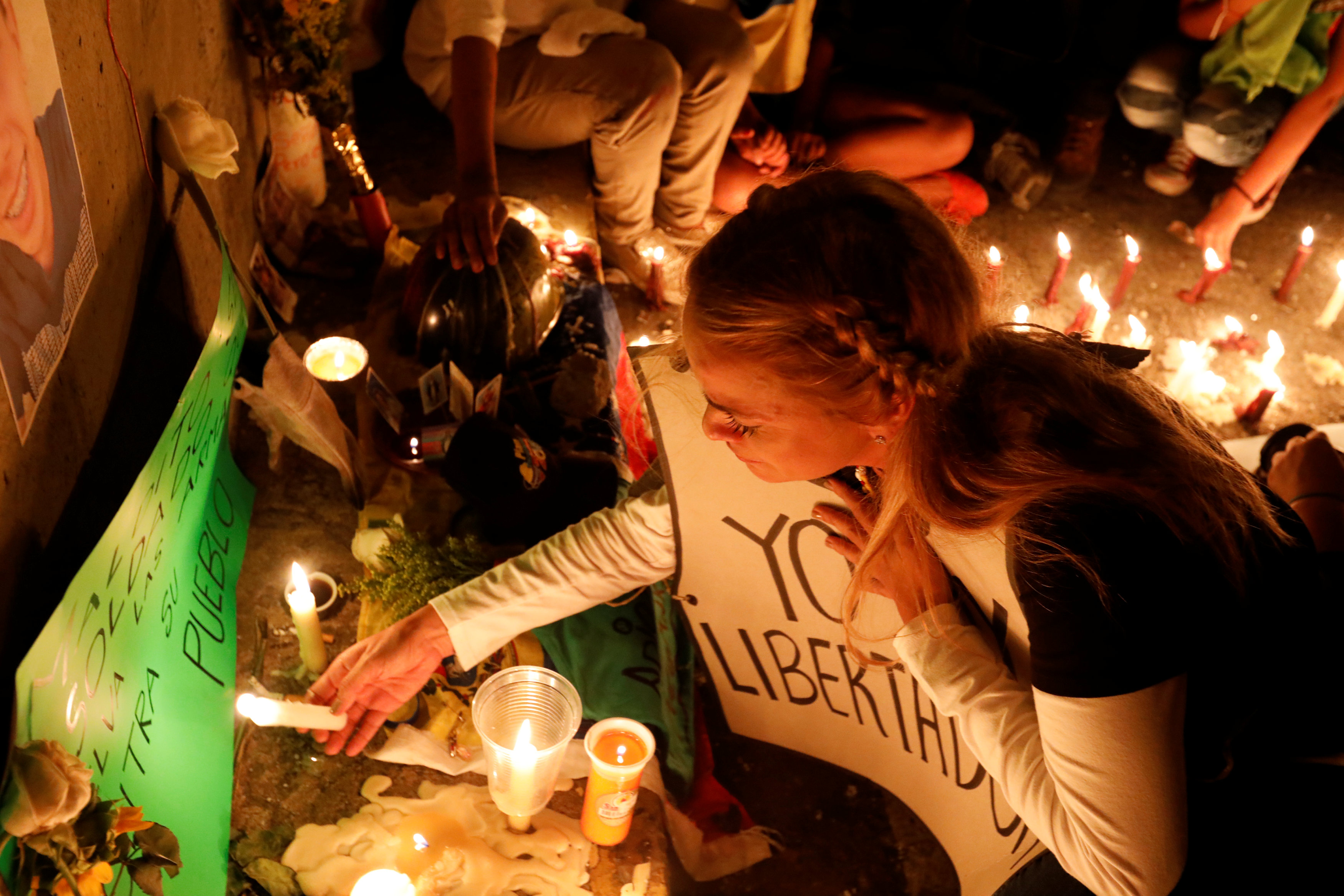 Liliana Tintori puso una vela blanca en el improvisado altar erigido en la memoria del joven. (REUTERS)