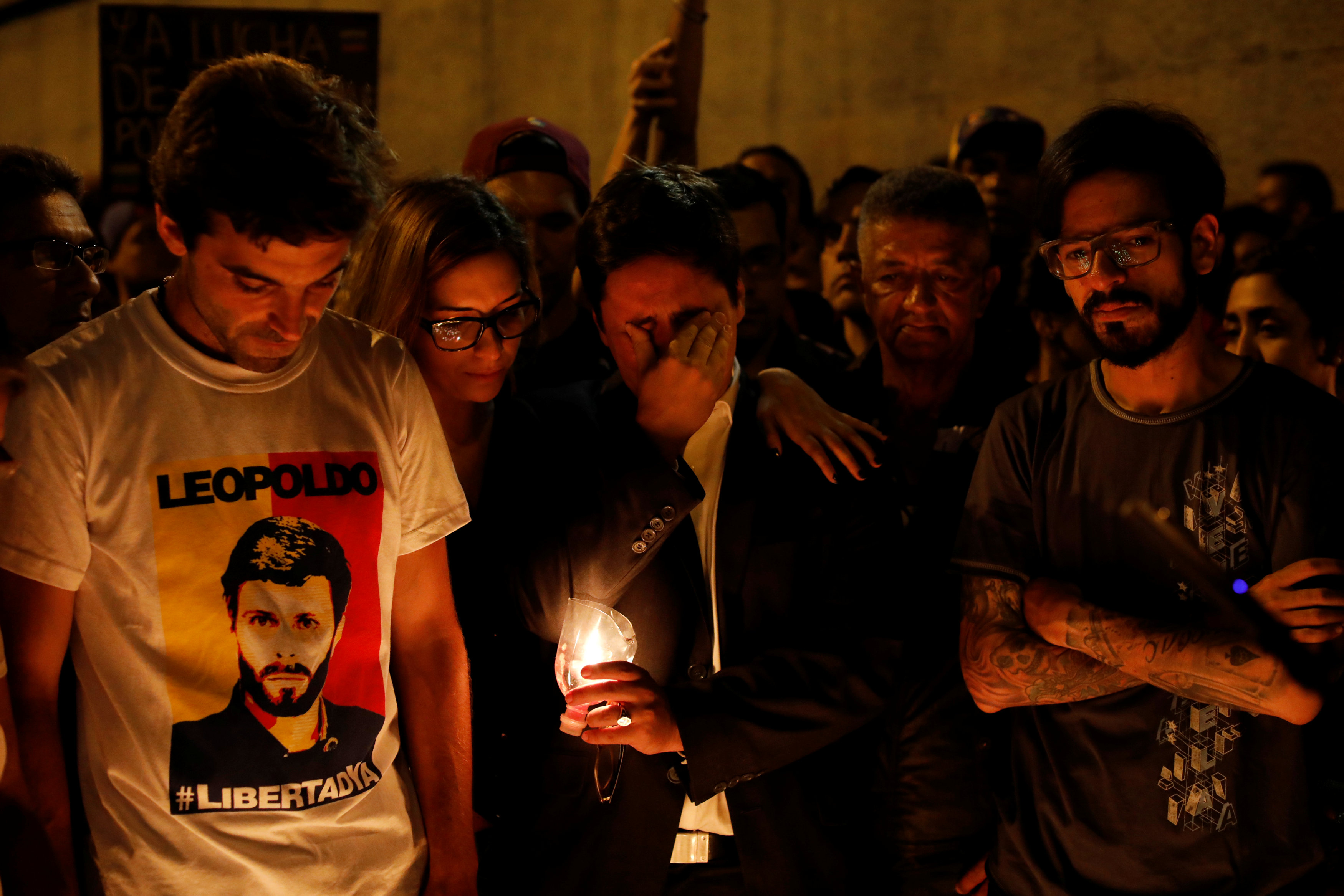 El líder opositor Freddy Guevara llora durante la marcha en honor al joven asesinado. (Reuters)