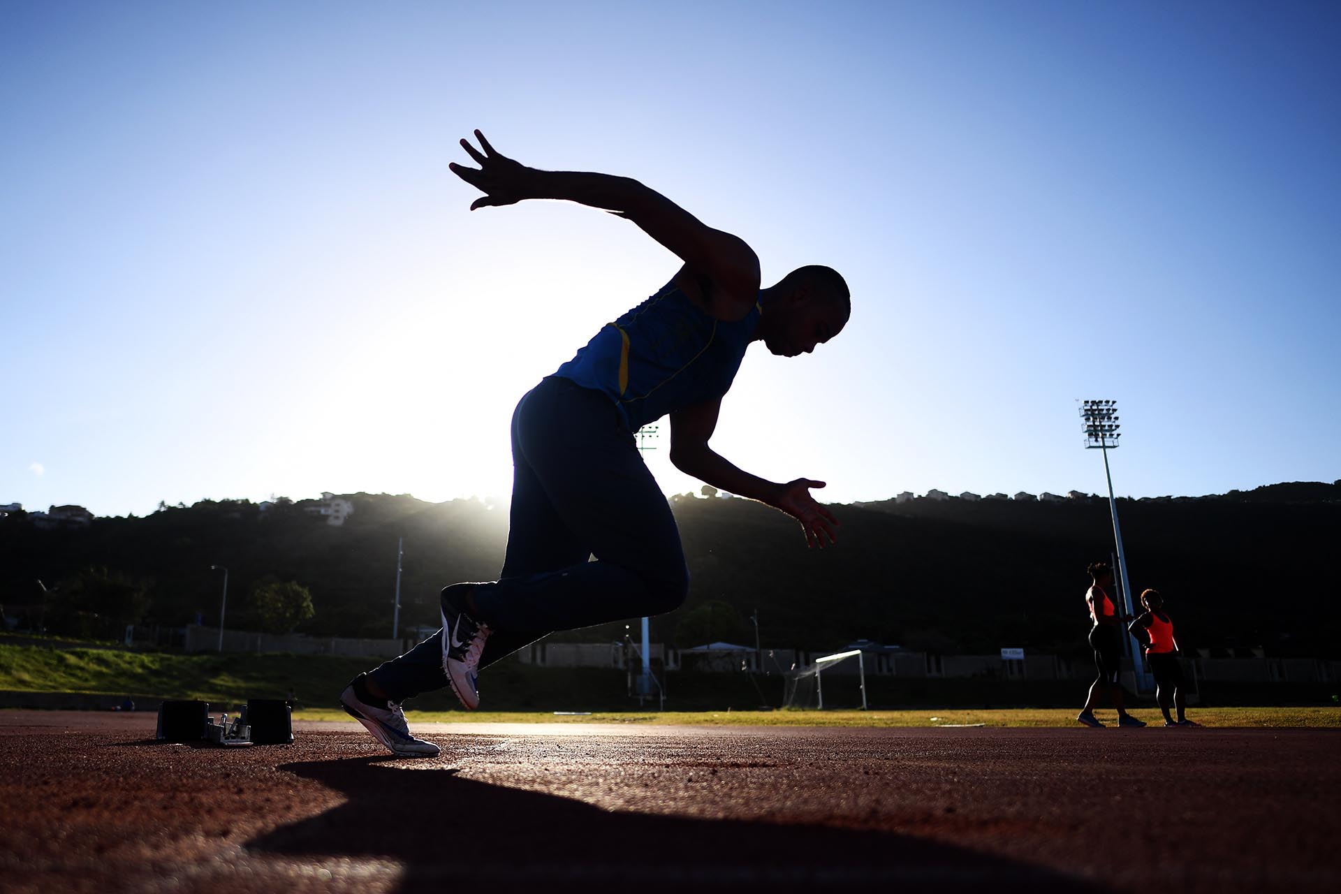 Atletas locales entrenan en una pista del estadio nacional de Kingston, Jamaica. La jubilación inminente de Usain Bolt es un golpe para el atletismo, pero una nueva generación de velocistas jamaicanos está lista para intentar cubrir su lugar